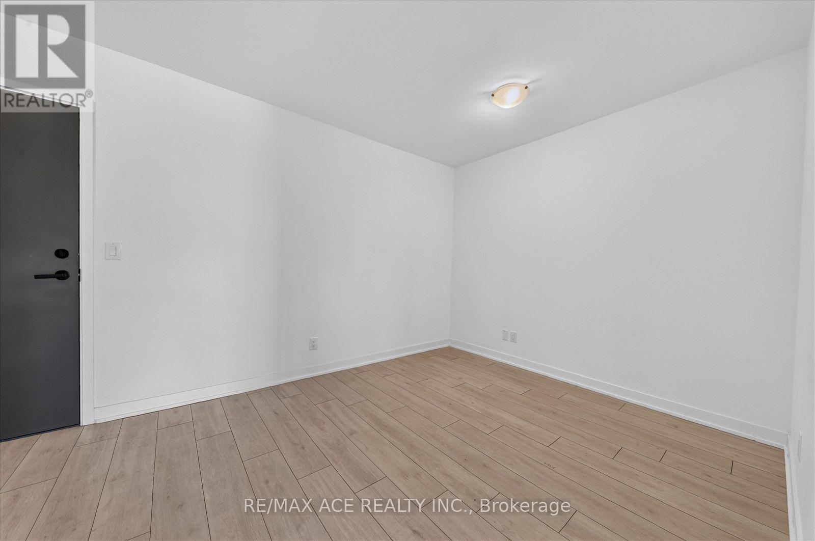 515 - 2033 Kennedy Road Property Photo 9