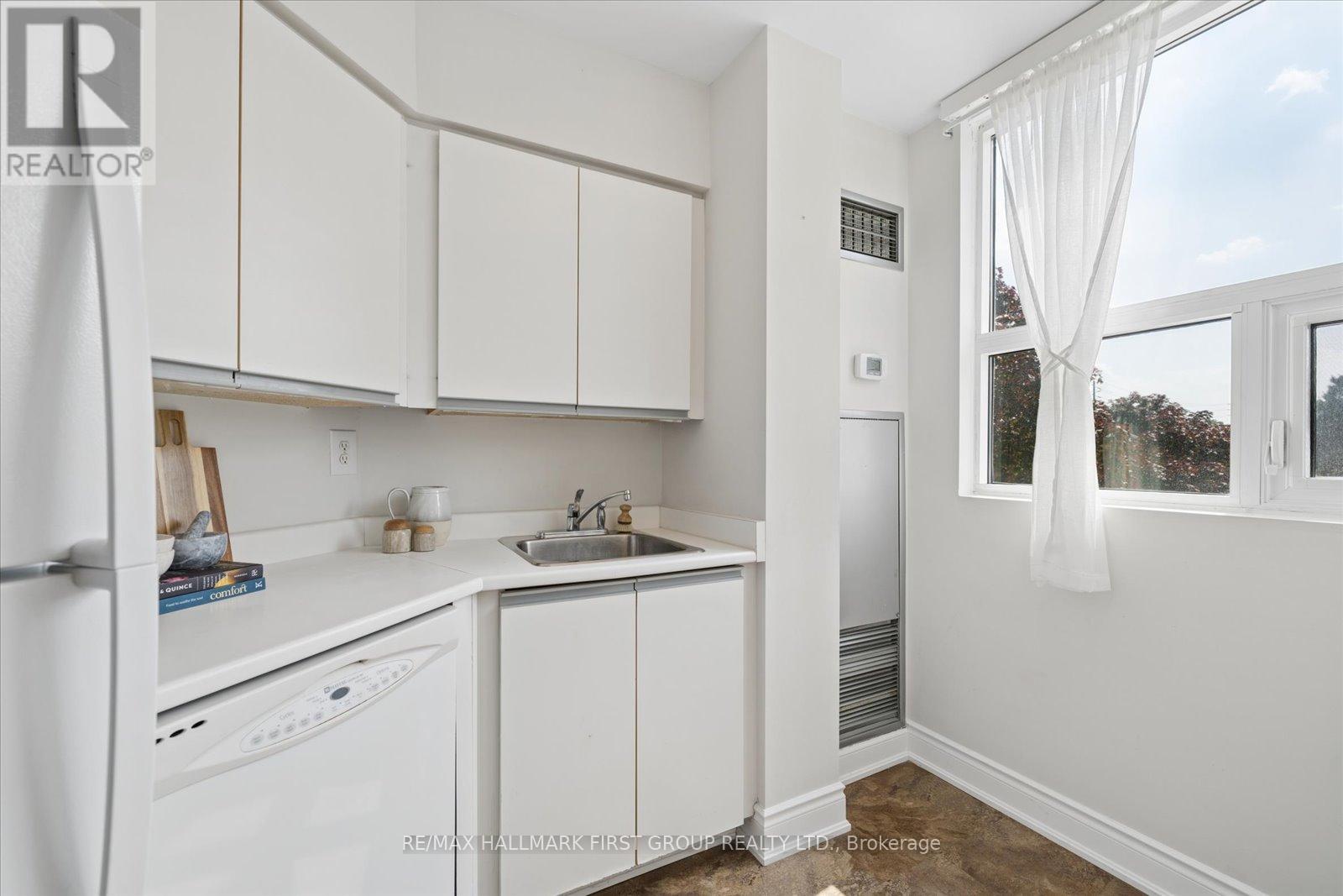 206 - 2 Westney Road N Property Photo 12
