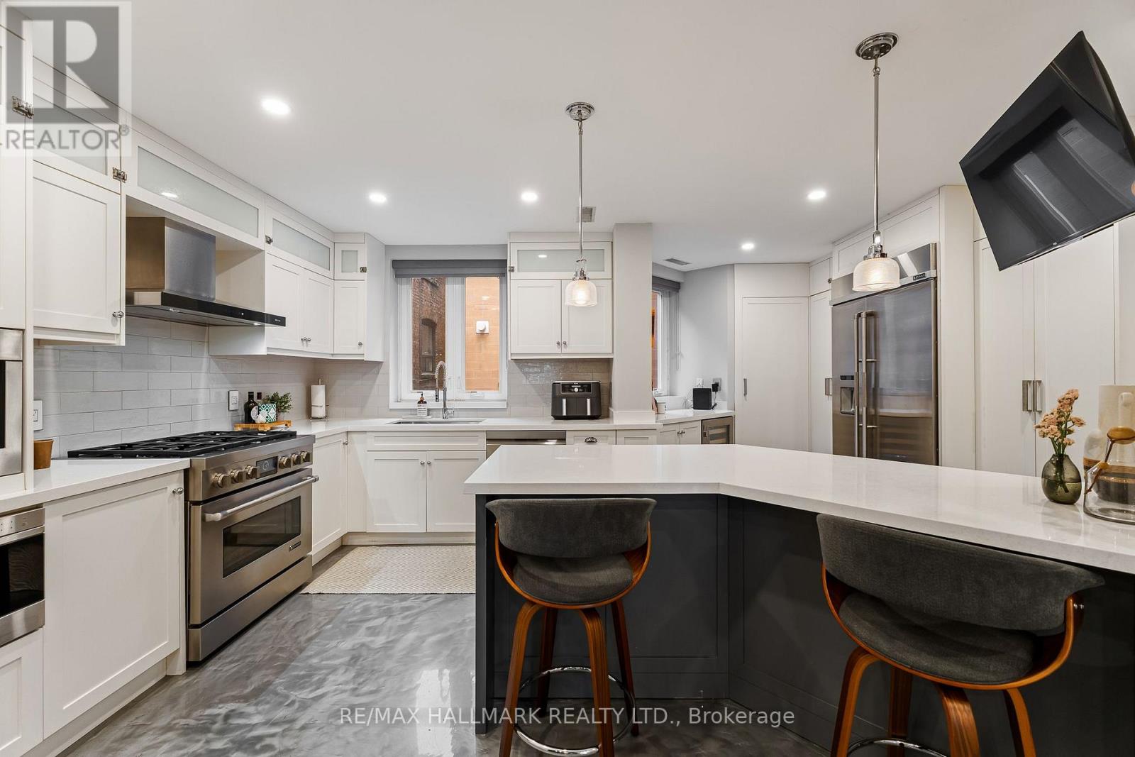 201 - 2365 Queen Street E Property Photo 9