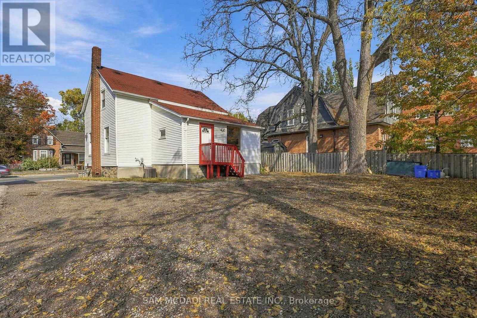 571 Kingston Road W Property Photo 6