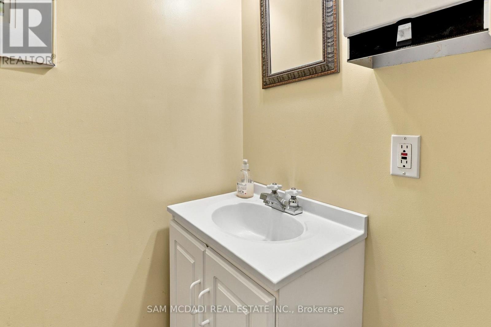 571 Kingston Road W Property Photo 22