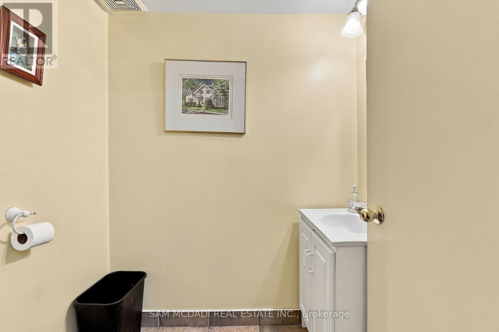 571 Kingston Road W Property Photo 23