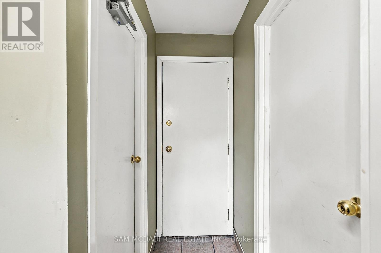 571 Kingston Road W Property Photo 27