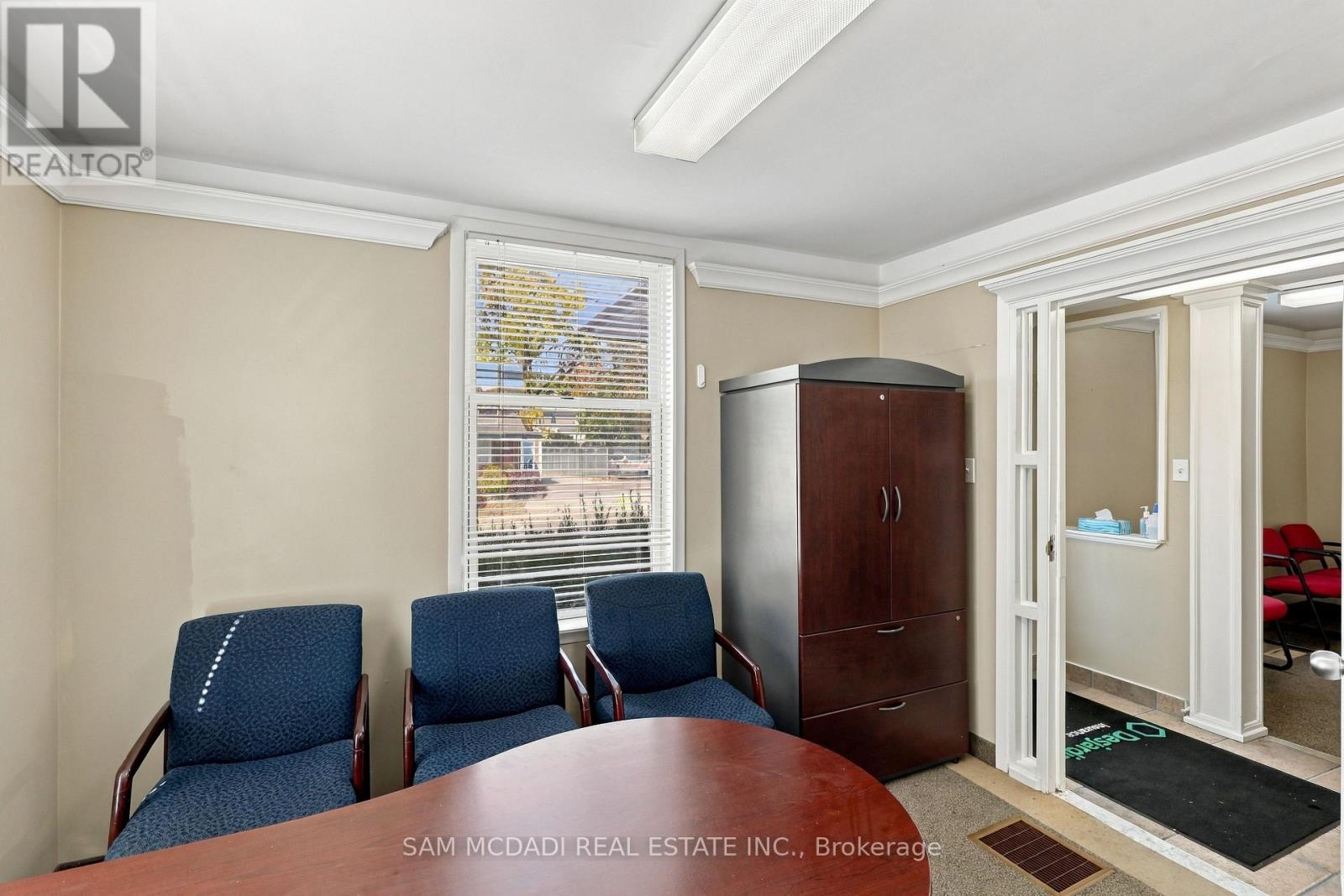 571 Kingston Road W Property Photo 32