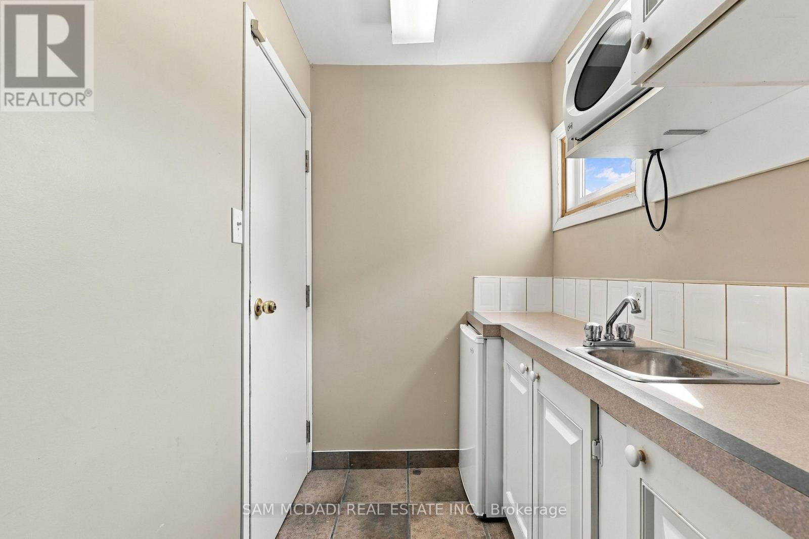 571 Kingston Road W Property Photo 36