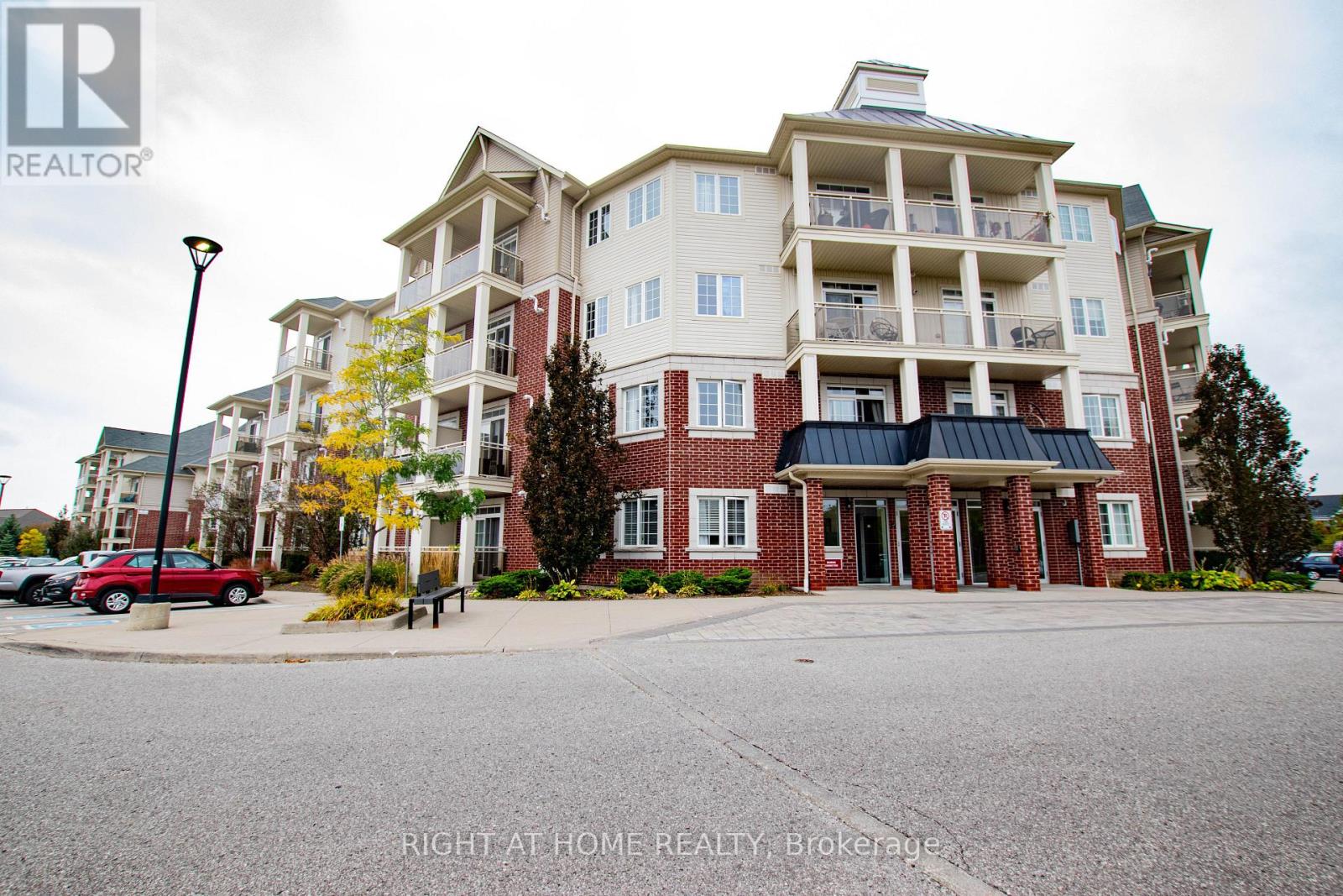425 - 80 ASPEN SPRINGS DRIVE Property Photo 1