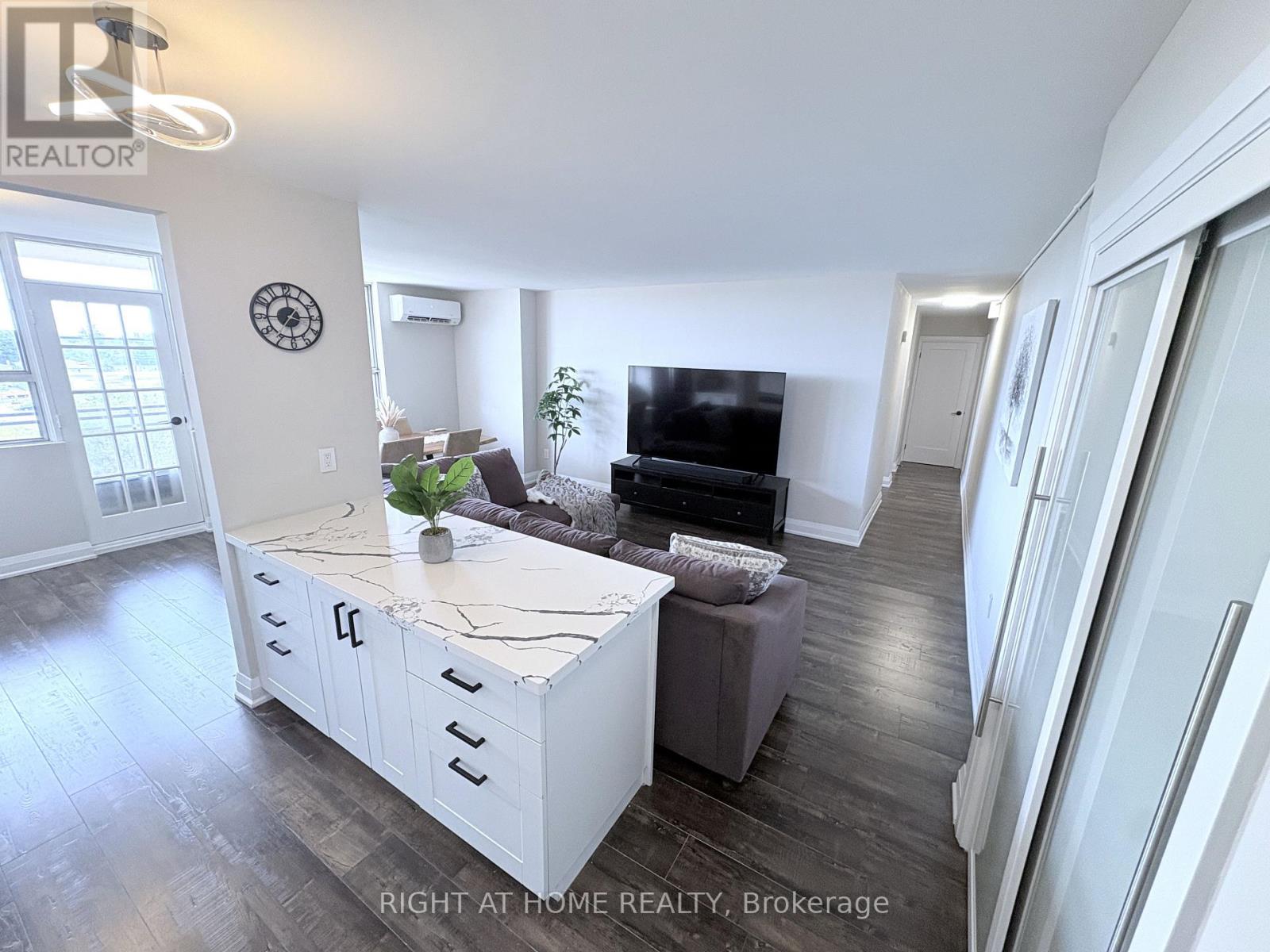 711 - 1950 Kennedy Road Property Photo 2