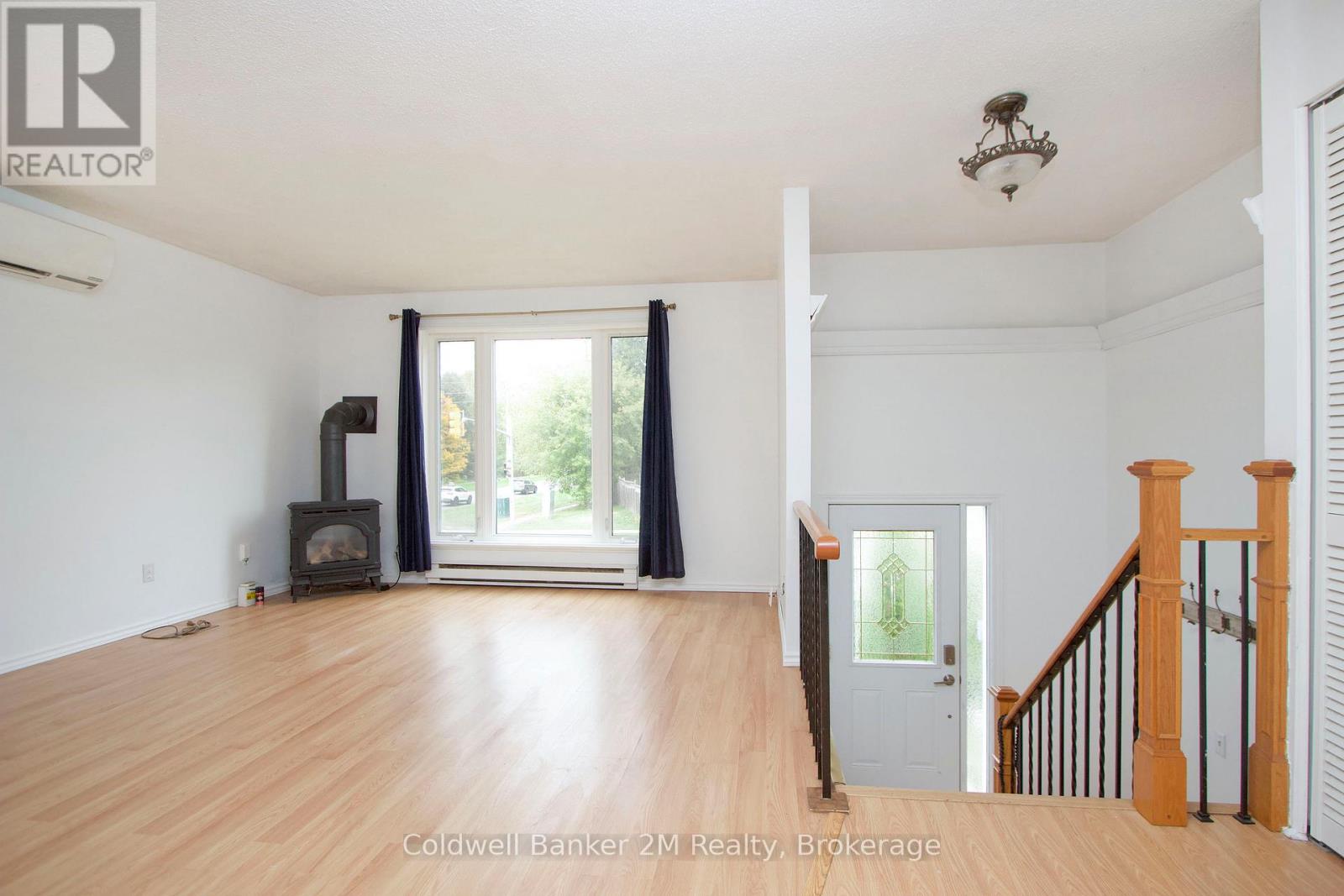 673 Attersley Drive Property Photo 4