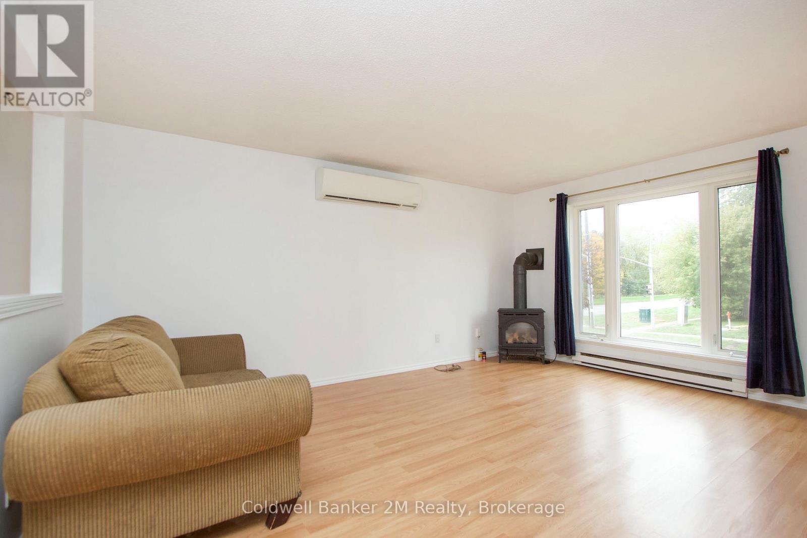 673 Attersley Drive Property Photo 7