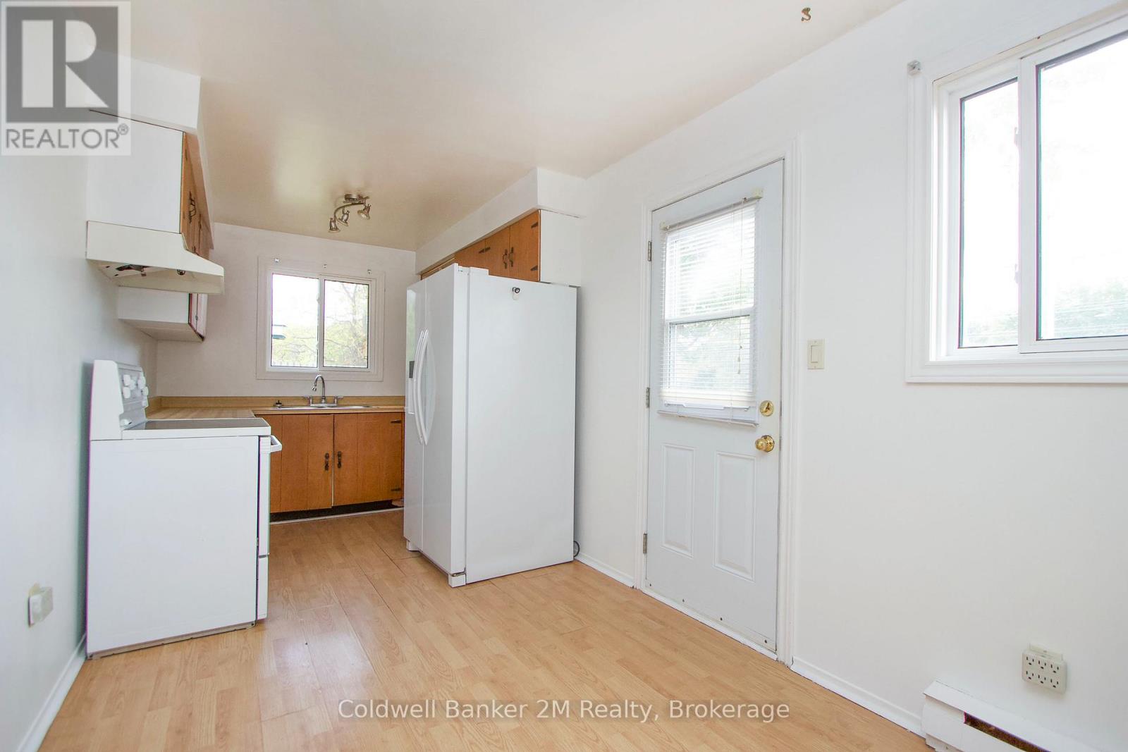 673 Attersley Drive Property Photo 9