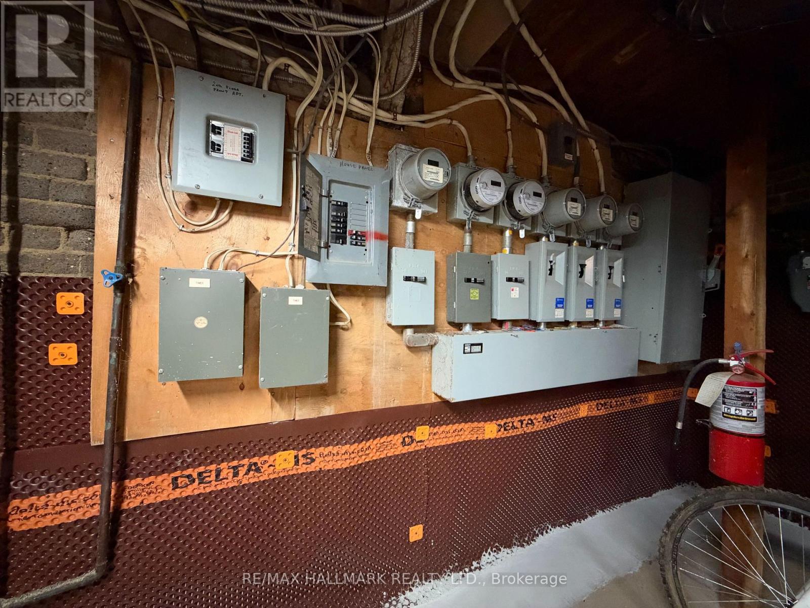 1304 Queen Street E Property Photo 12