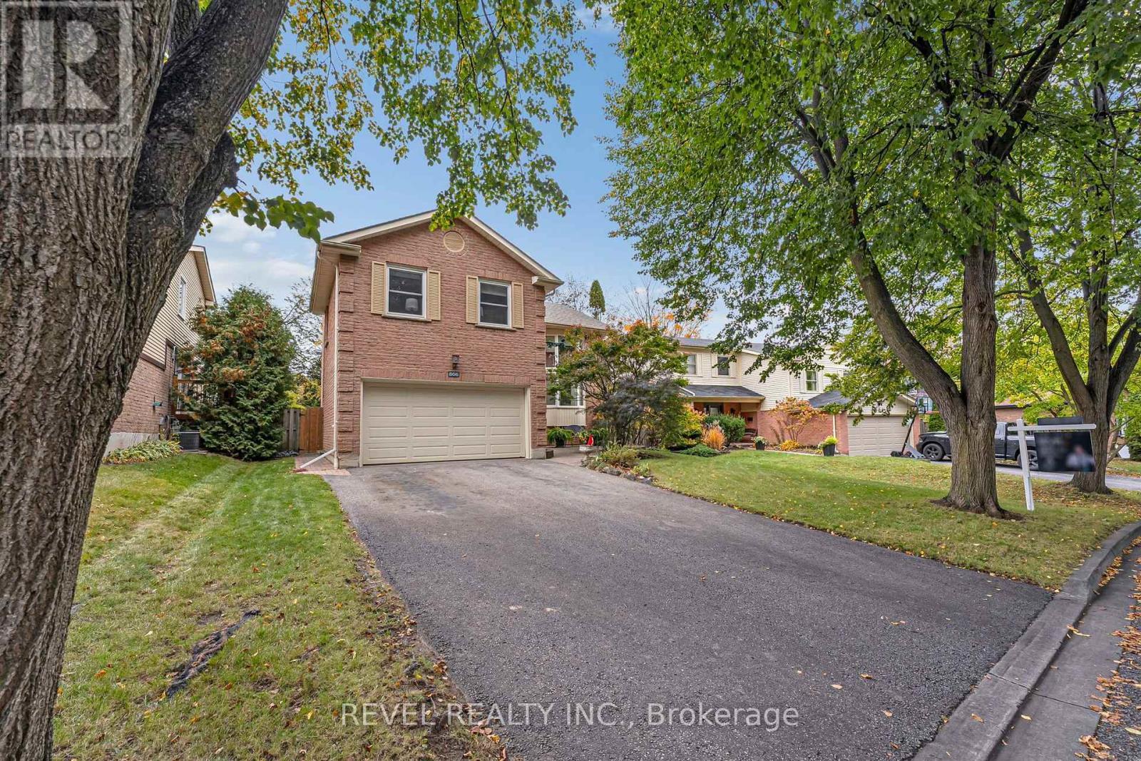 806 LINDEN COURT Property Photo 1