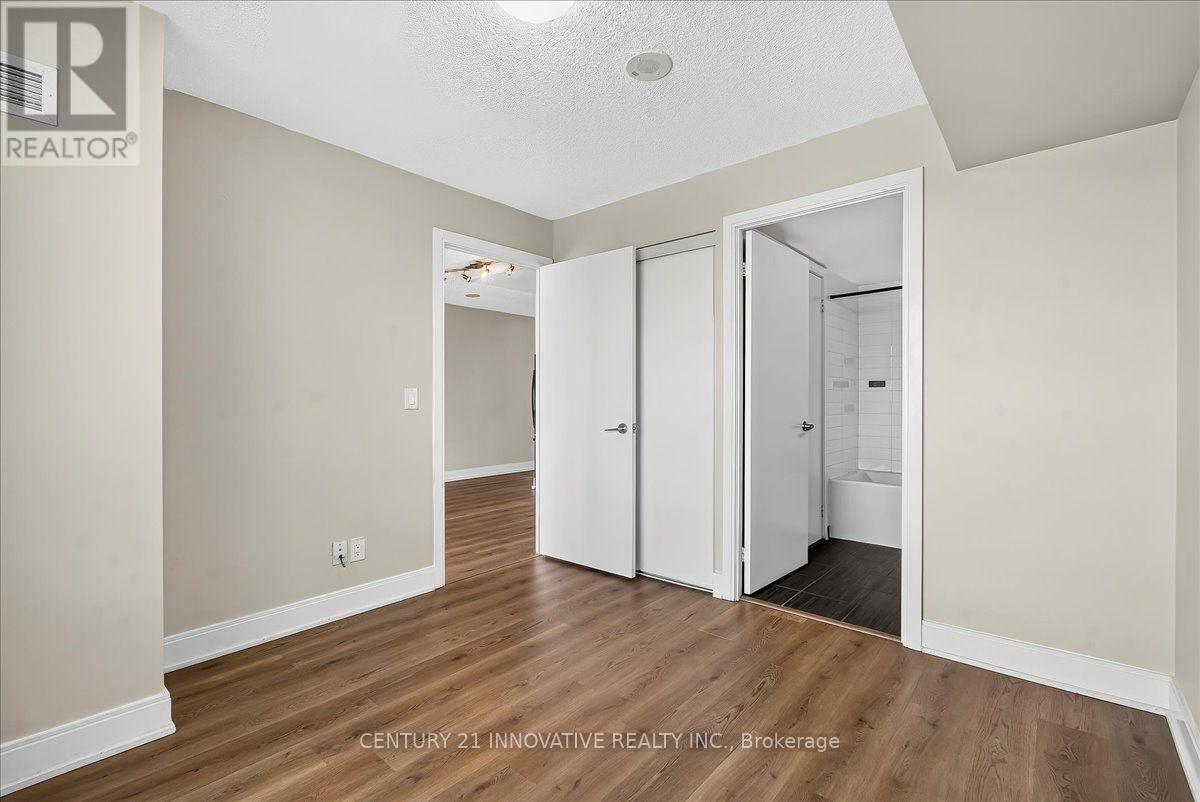 3501 - 125 Village Green Square Property Photo 20