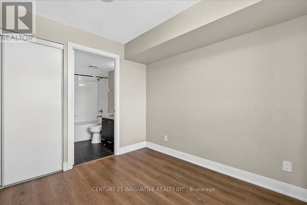 3501 - 125 Village Green Square Property Photo 21