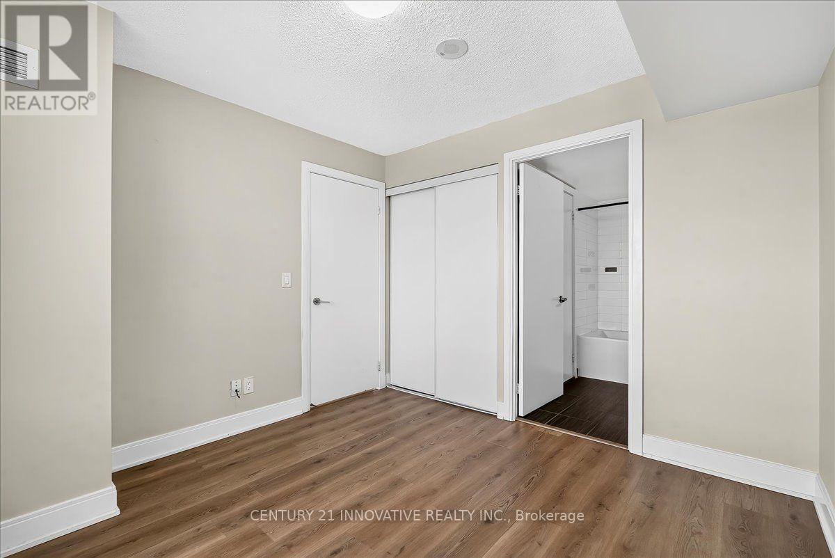 3501 - 125 Village Green Square Property Photo 22