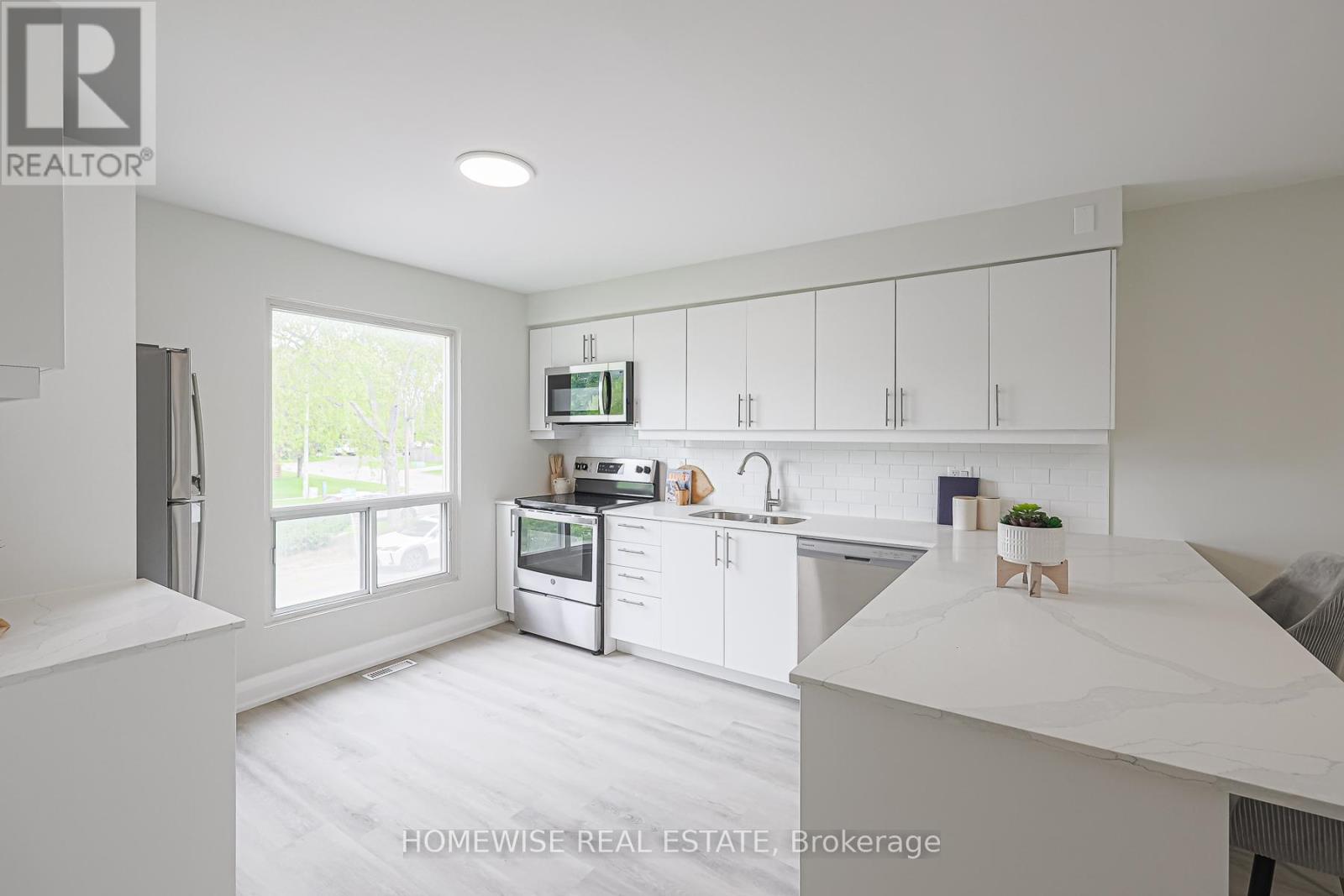 33 - 560 Waverly Street N Property Photo 6