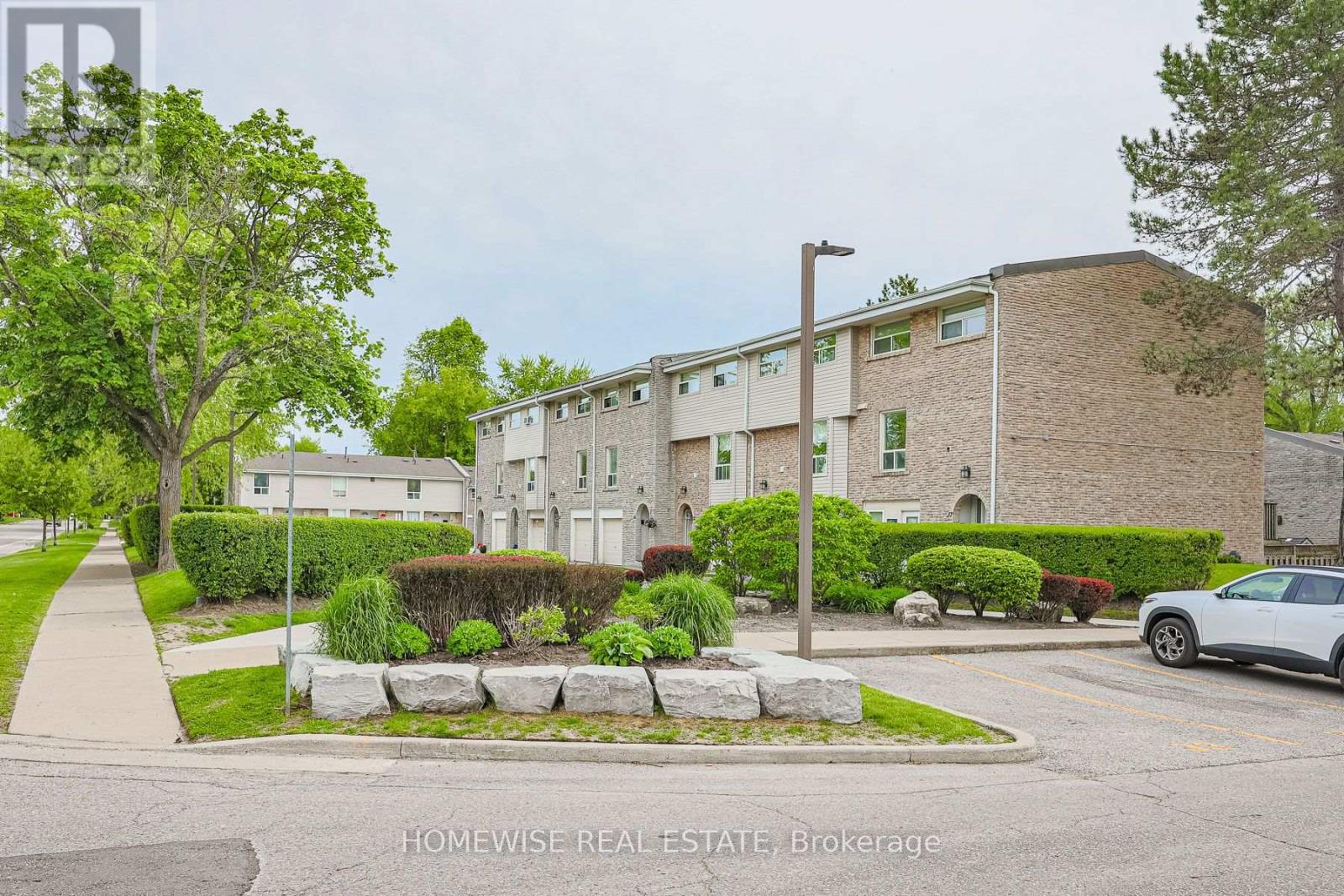 33 - 560 Waverly Street N Property Photo 30