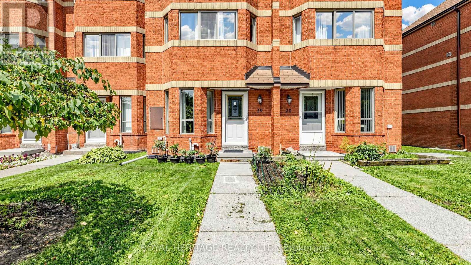 Th 19 - 2472 Eglinton Avenue E Property Photo 2