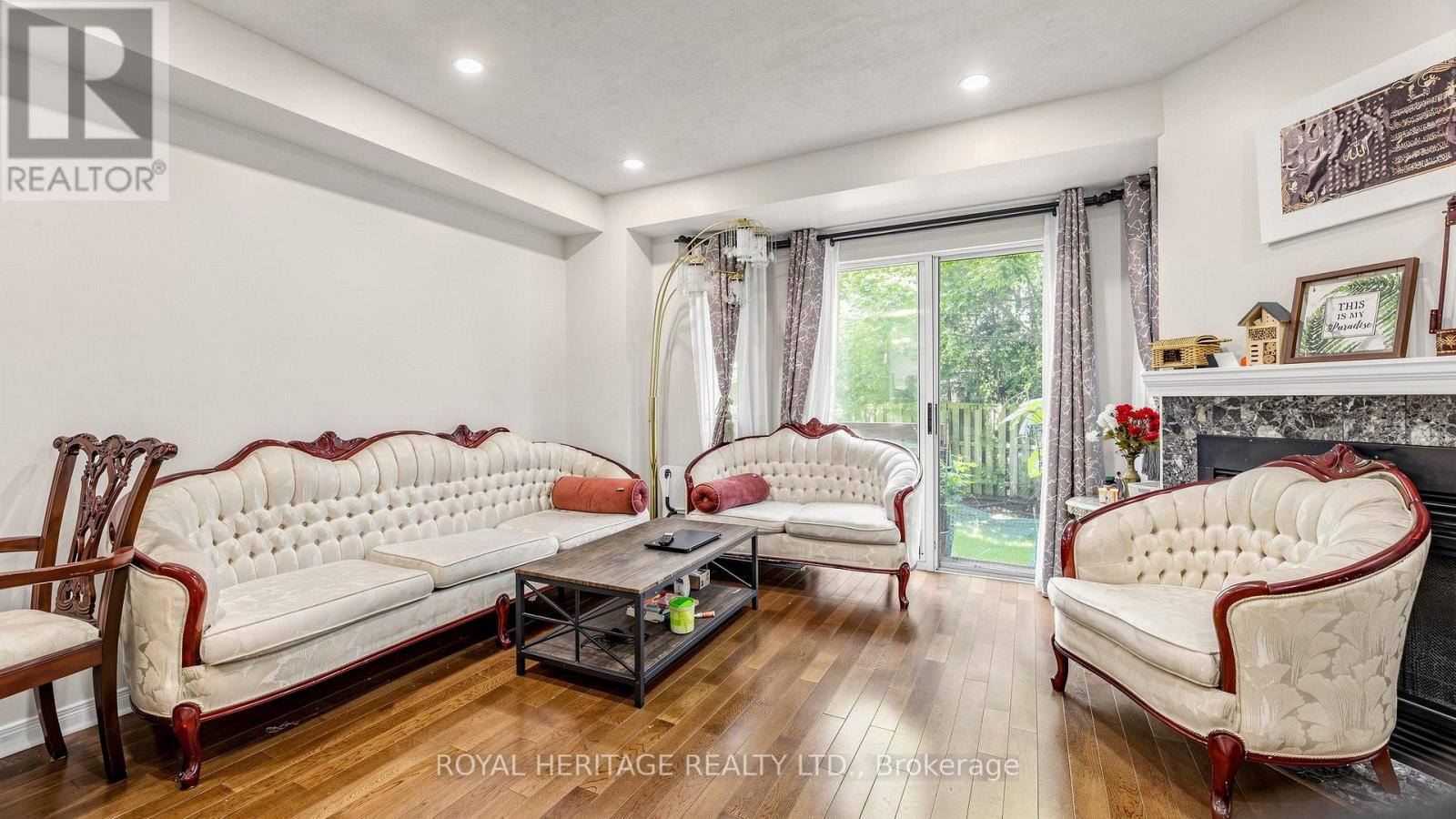 Th 19 - 2472 Eglinton Avenue E Property Photo 3
