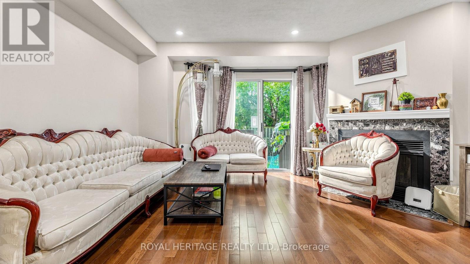 Th 19 - 2472 Eglinton Avenue E Property Photo 4