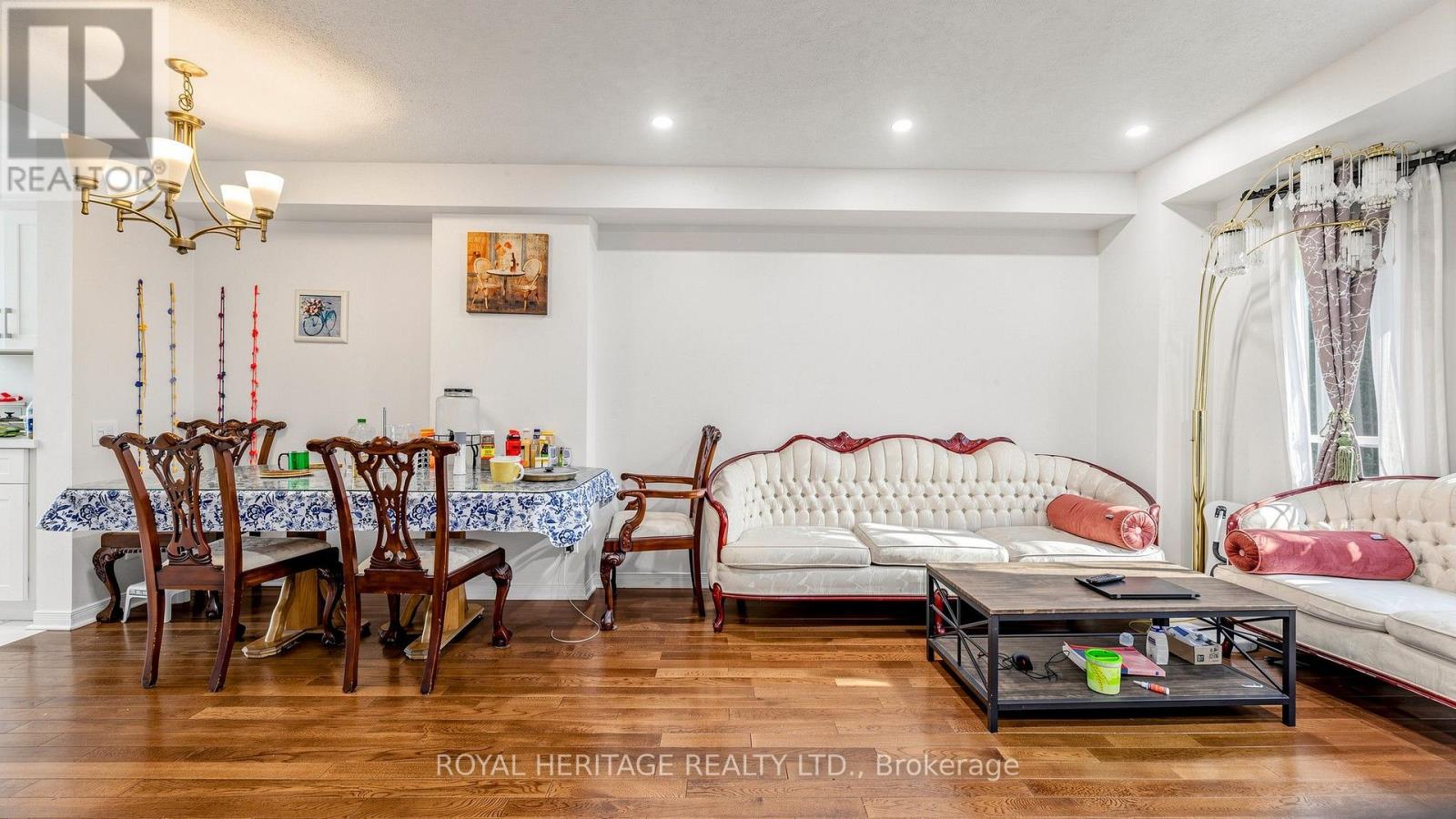 Th 19 - 2472 Eglinton Avenue E Property Photo 6