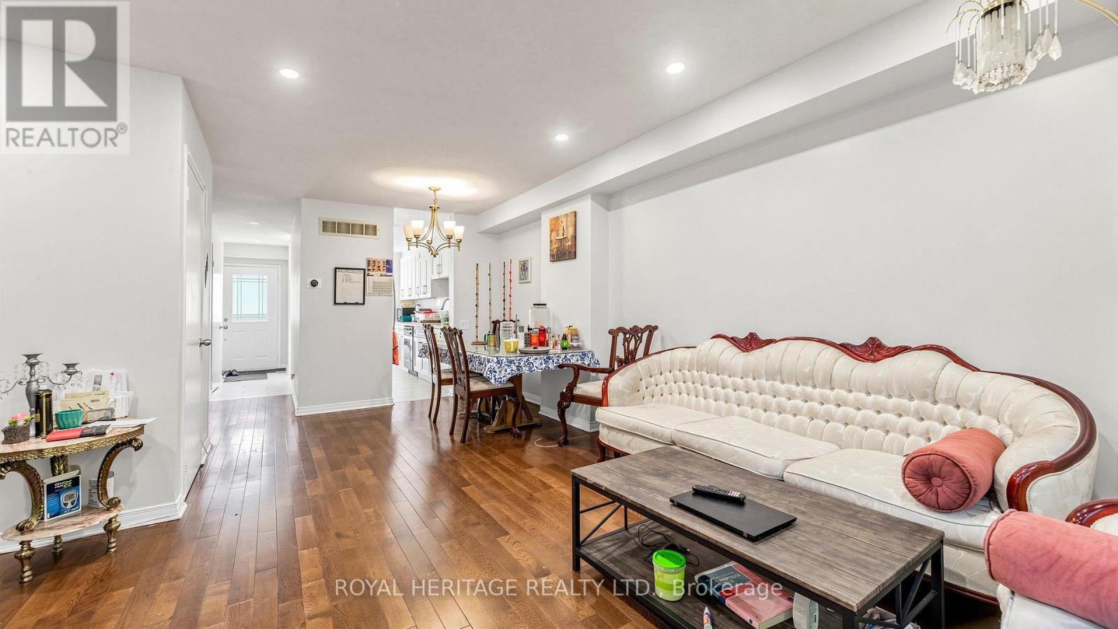 Th 19 - 2472 Eglinton Avenue E Property Photo 7