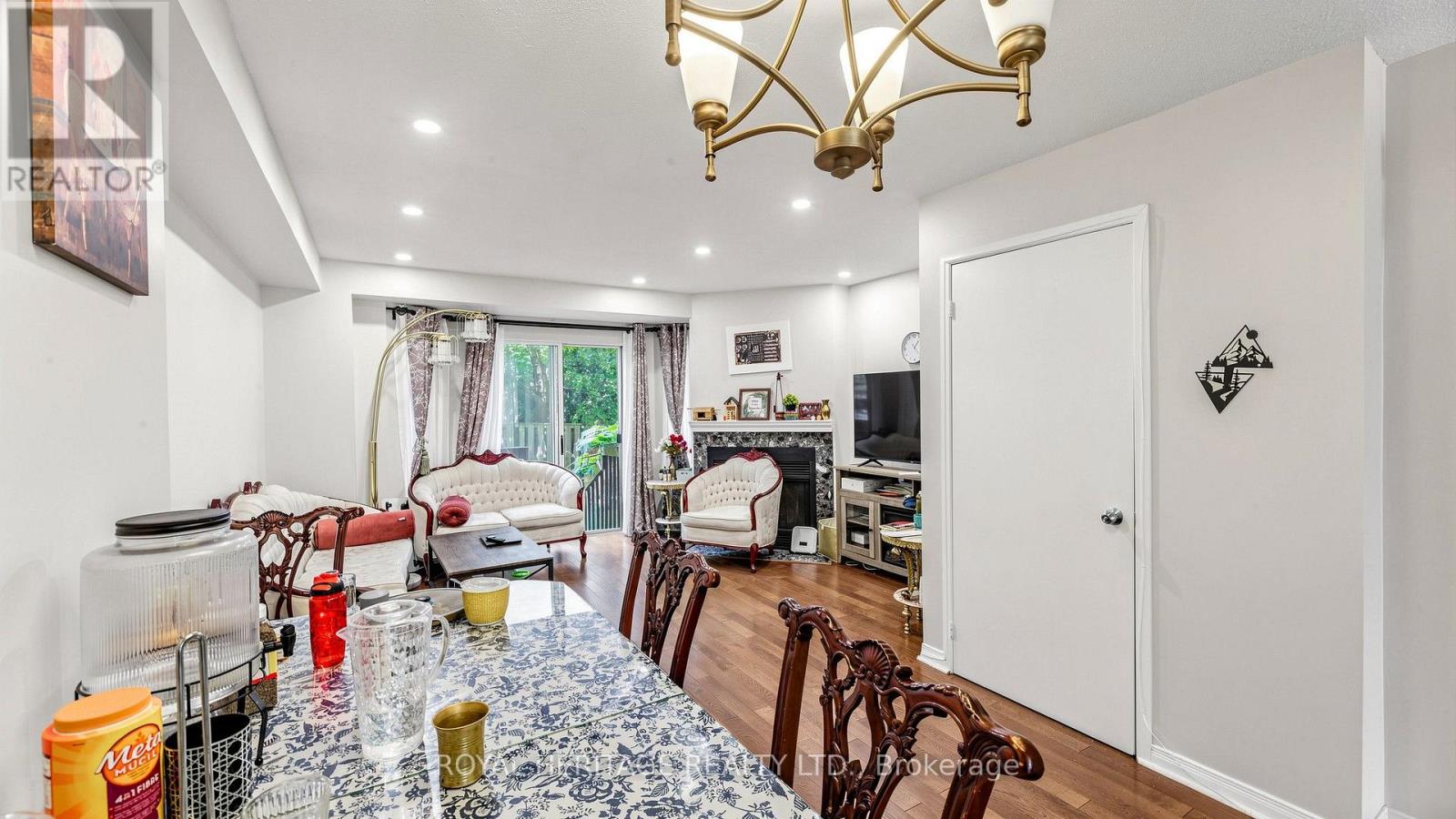 Th 19 - 2472 Eglinton Avenue E Property Photo 10
