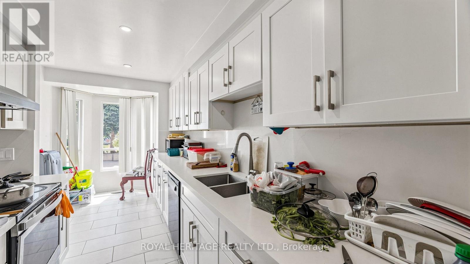 Th 19 - 2472 Eglinton Avenue E Property Photo 14
