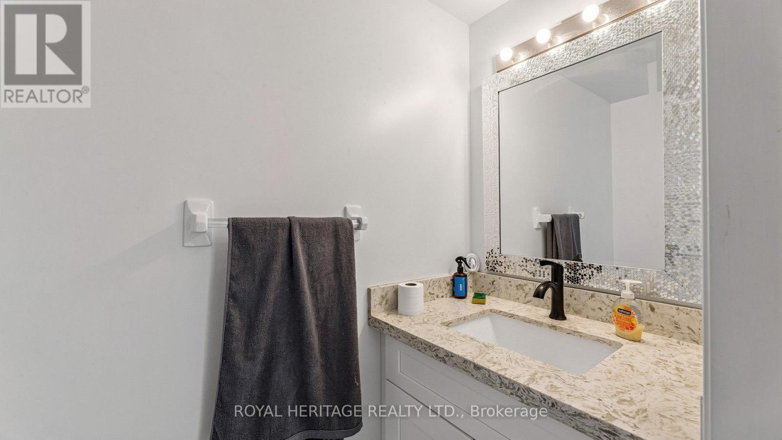 Th 19 - 2472 Eglinton Avenue E Property Photo 17