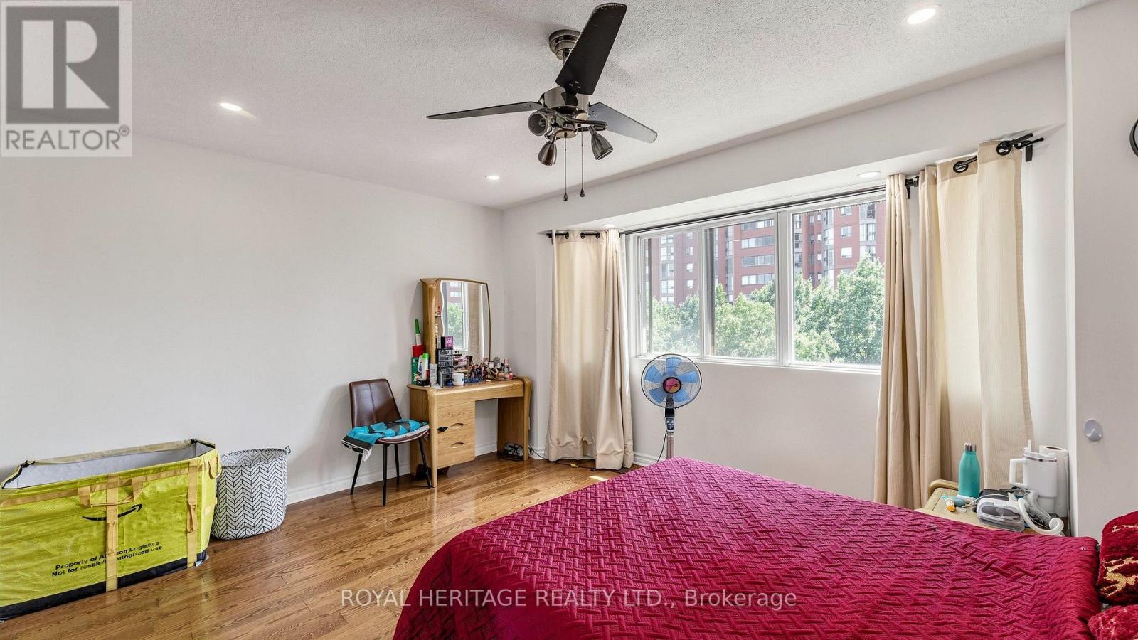 Th 19 - 2472 Eglinton Avenue E Property Photo 23