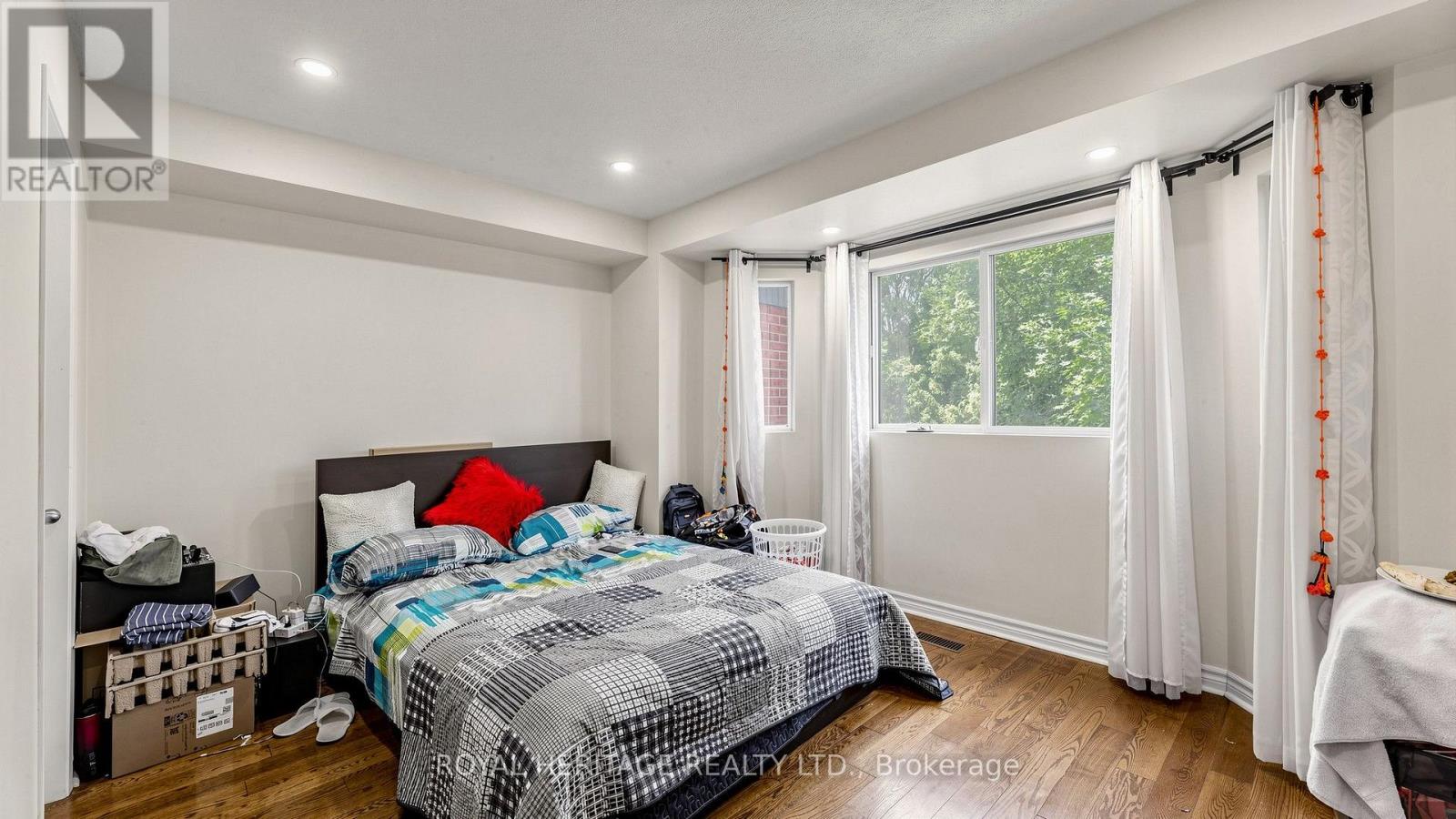 Th 19 - 2472 Eglinton Avenue E Property Photo 24