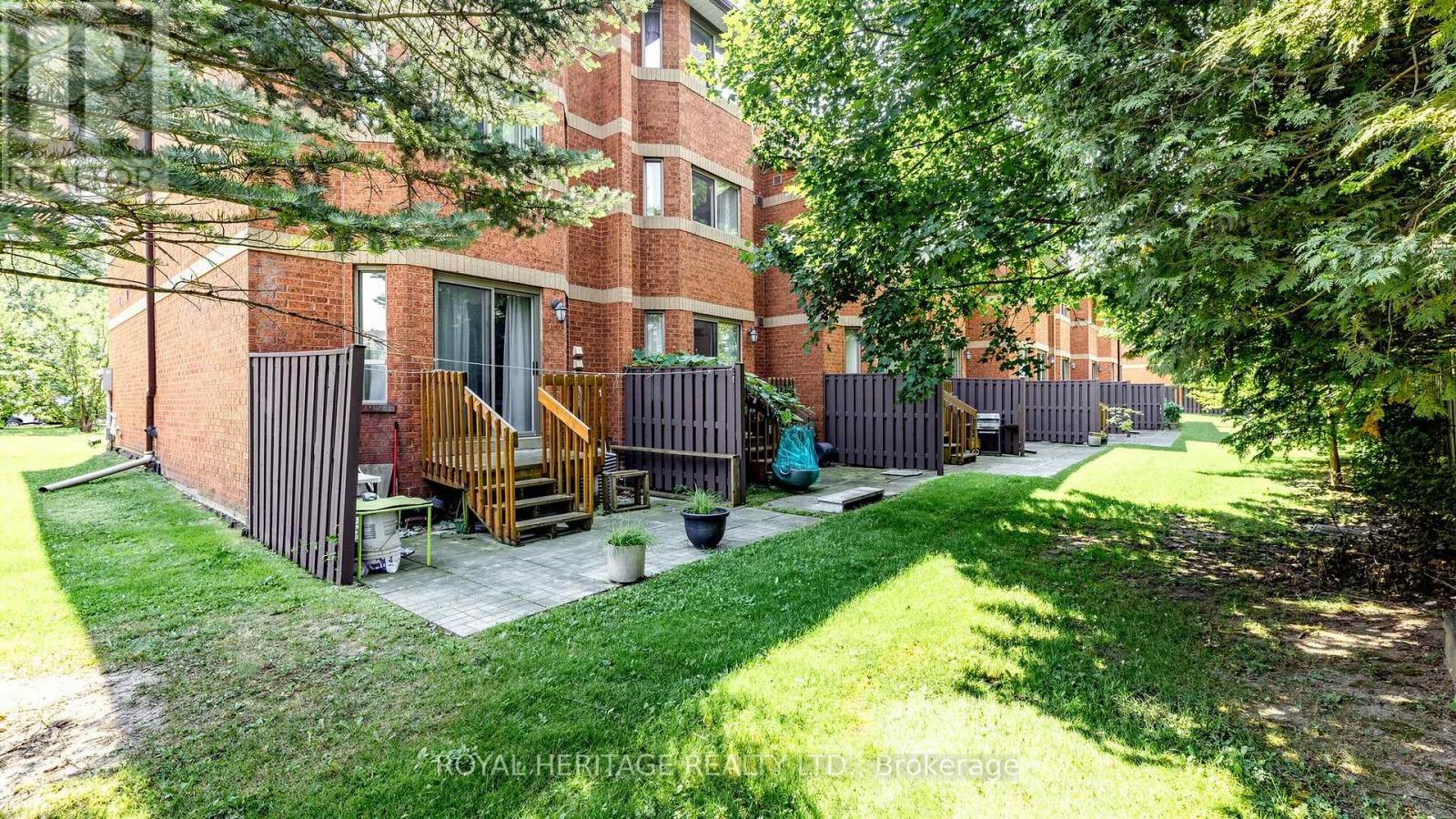 Th 19 - 2472 Eglinton Avenue E Property Photo 34