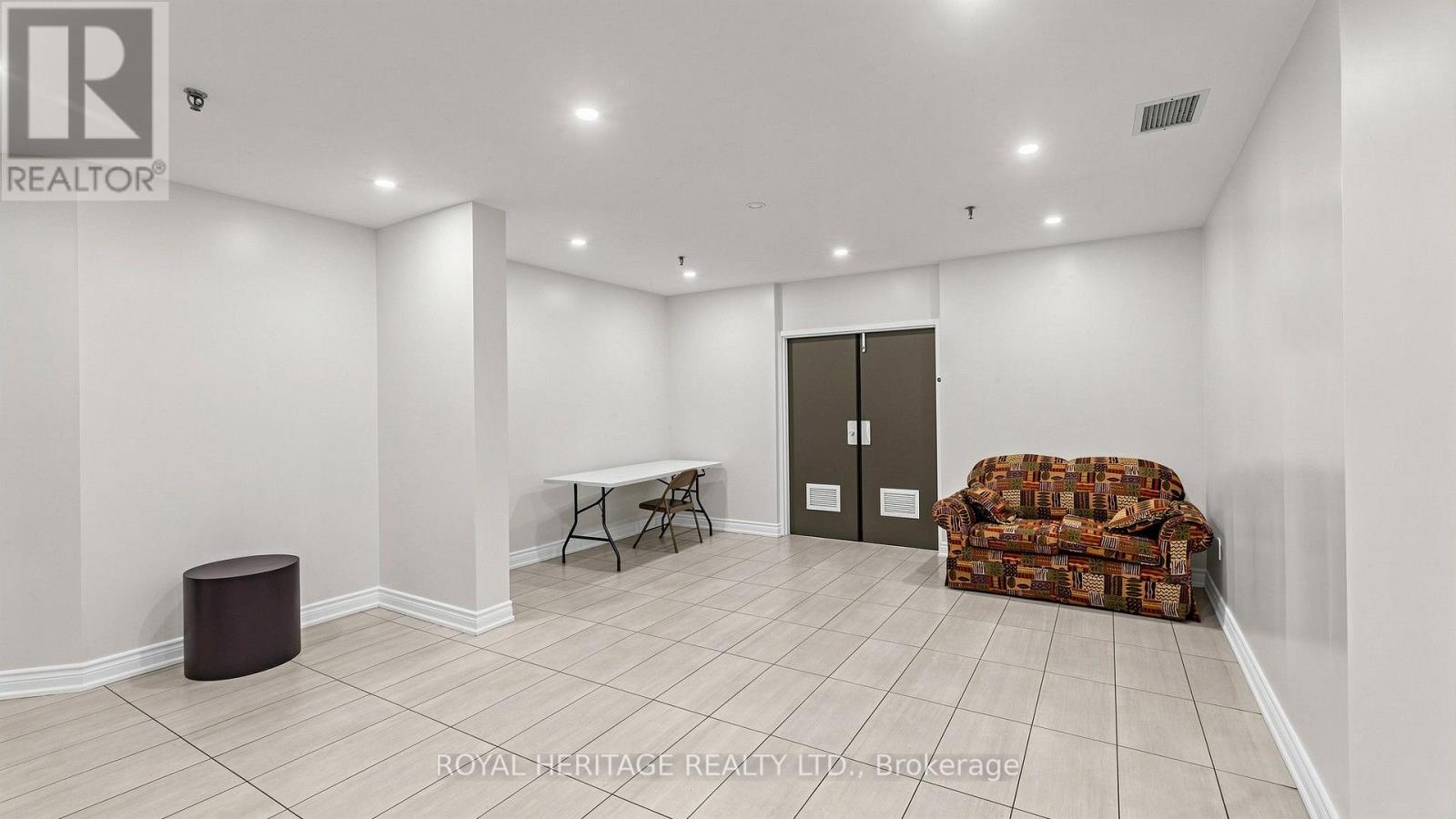 Th 19 - 2472 Eglinton Avenue E Property Photo 40