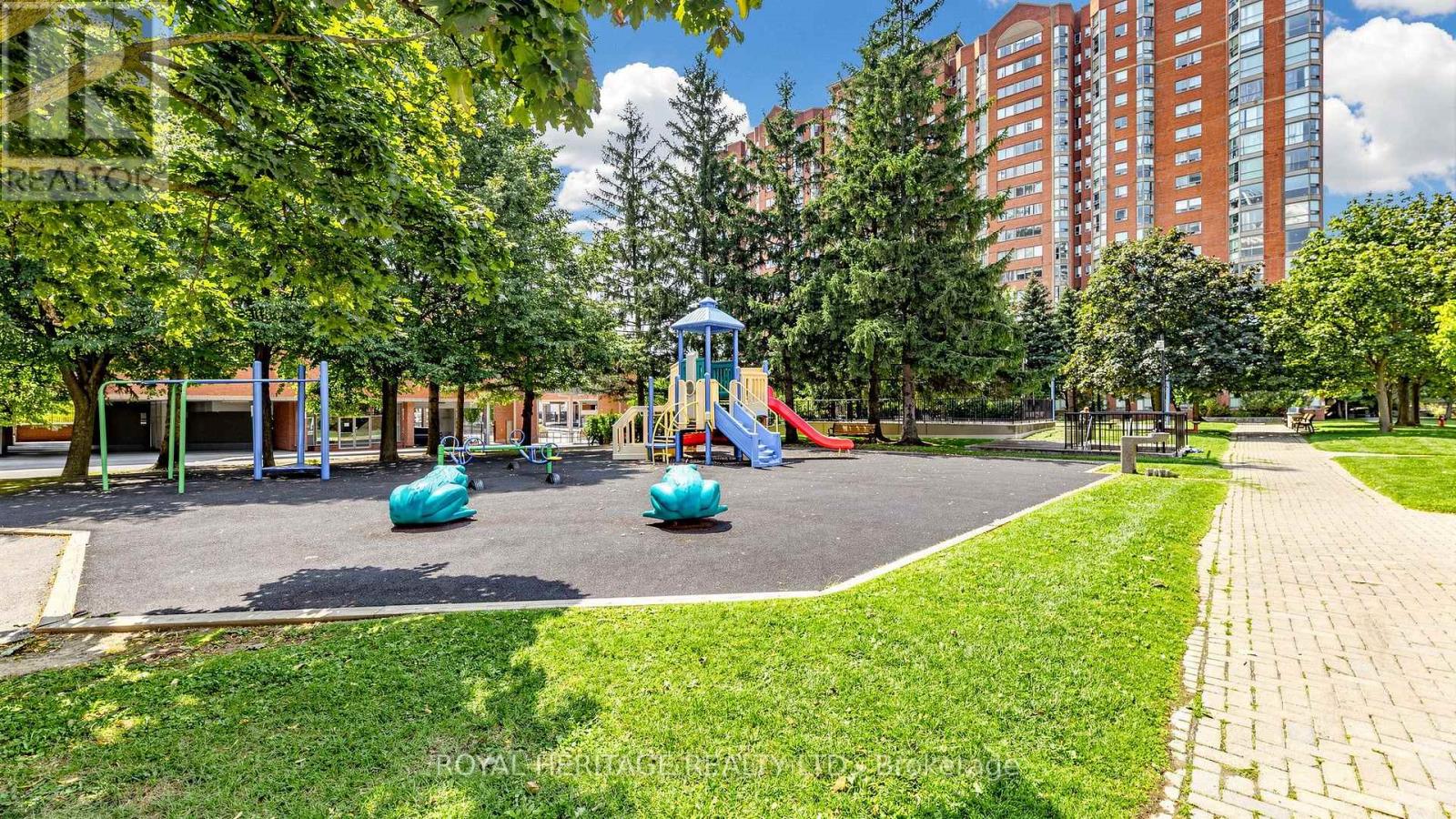 Th 19 - 2472 Eglinton Avenue E Property Photo 47
