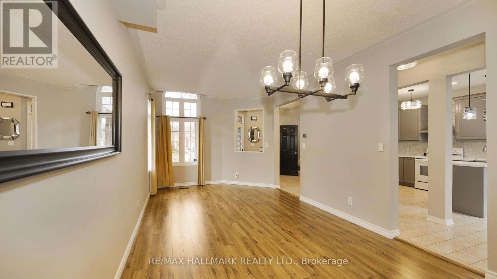 Upper - 1035 Beatrice Street E Property Photo 6