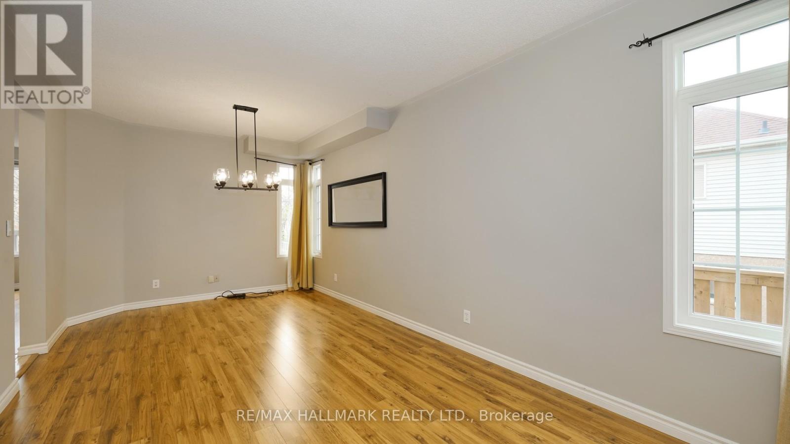 Upper - 1035 Beatrice Street E Property Photo 7