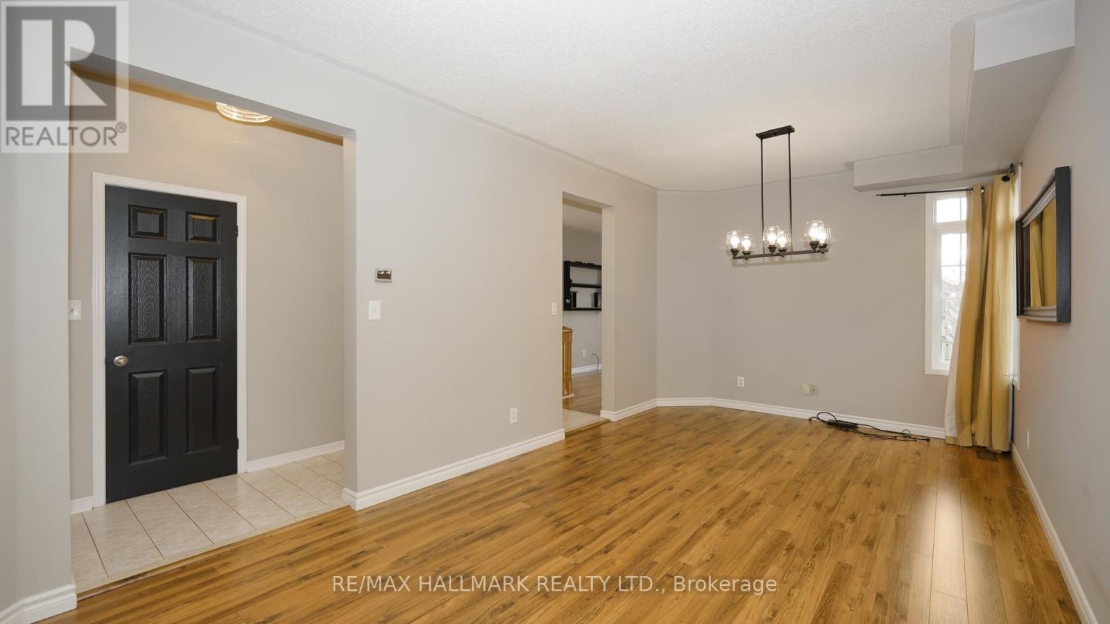 Upper - 1035 Beatrice Street E Property Photo 8