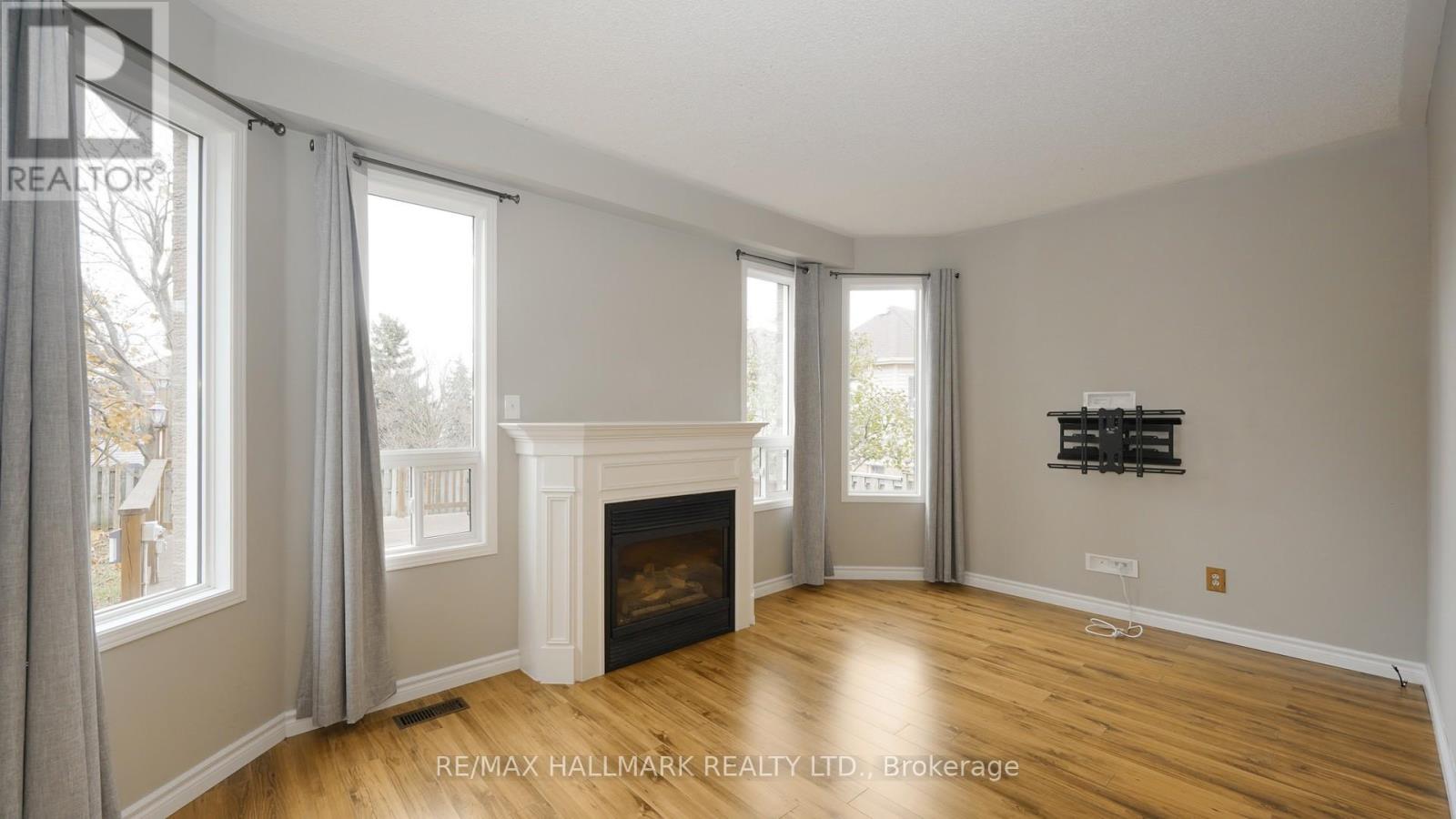 Upper - 1035 Beatrice Street E Property Photo 10