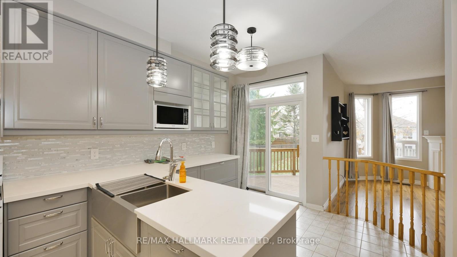 Upper - 1035 Beatrice Street E Property Photo 16