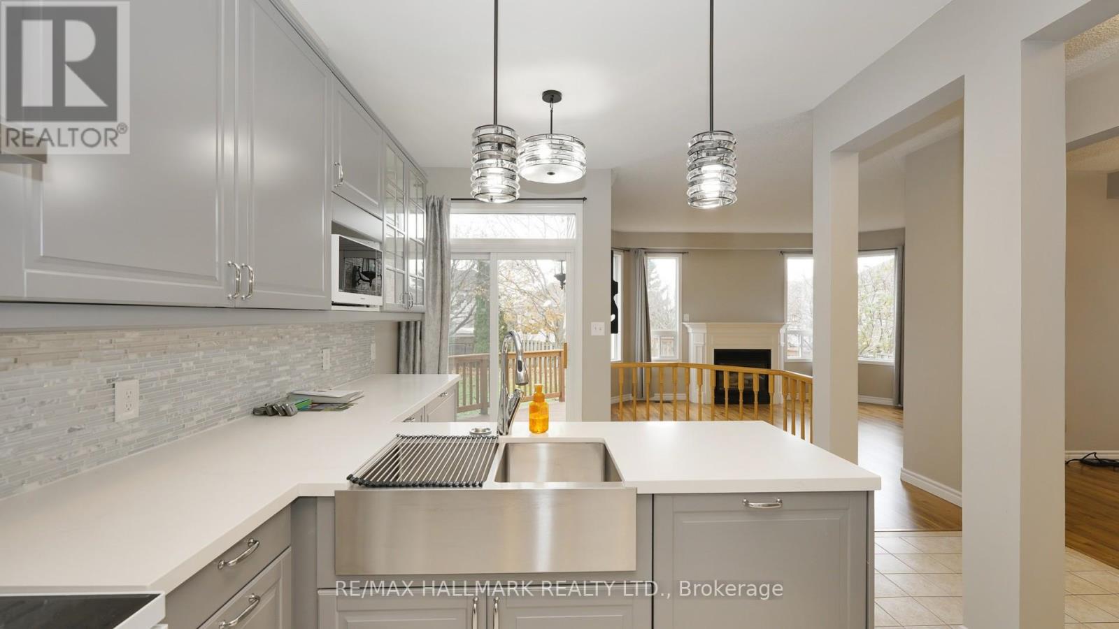 Upper - 1035 Beatrice Street E Property Photo 17