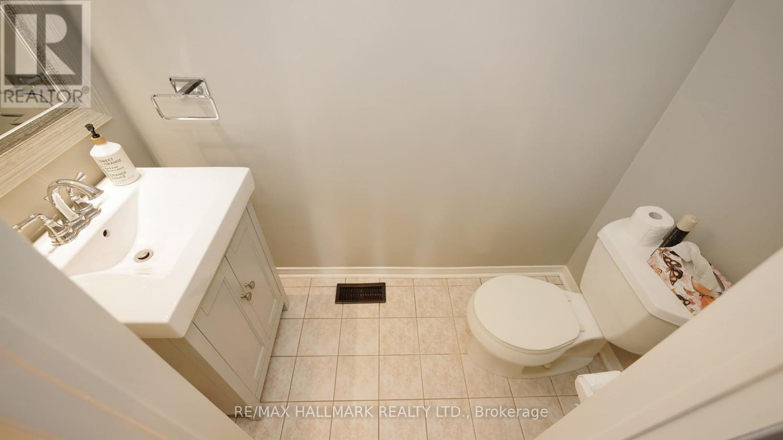 Upper - 1035 Beatrice Street E Property Photo 20