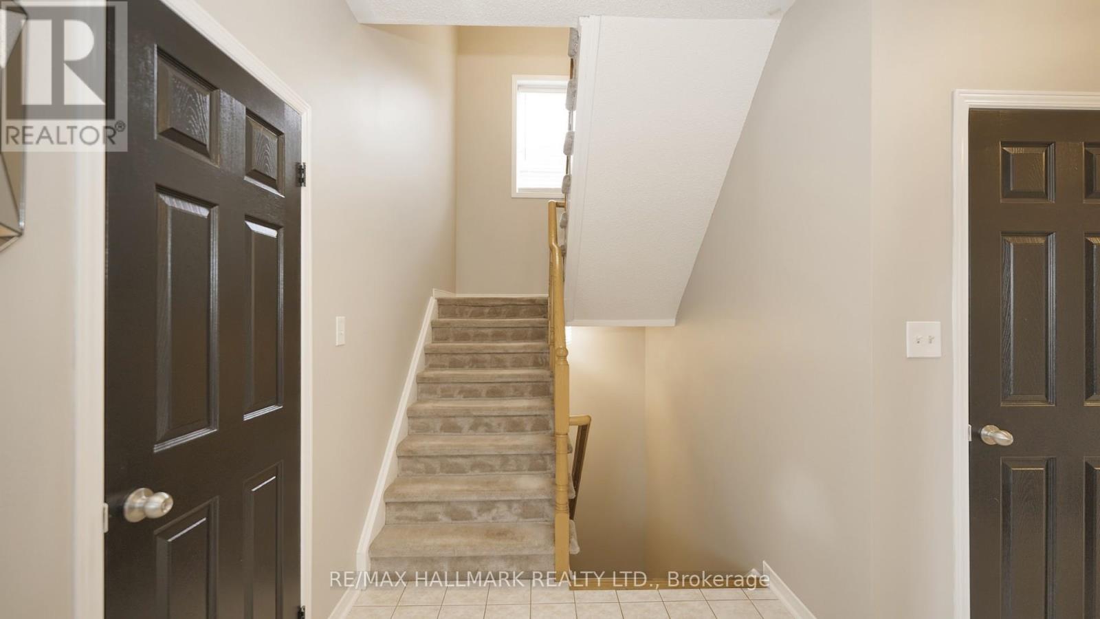 Upper - 1035 Beatrice Street E Property Photo 22