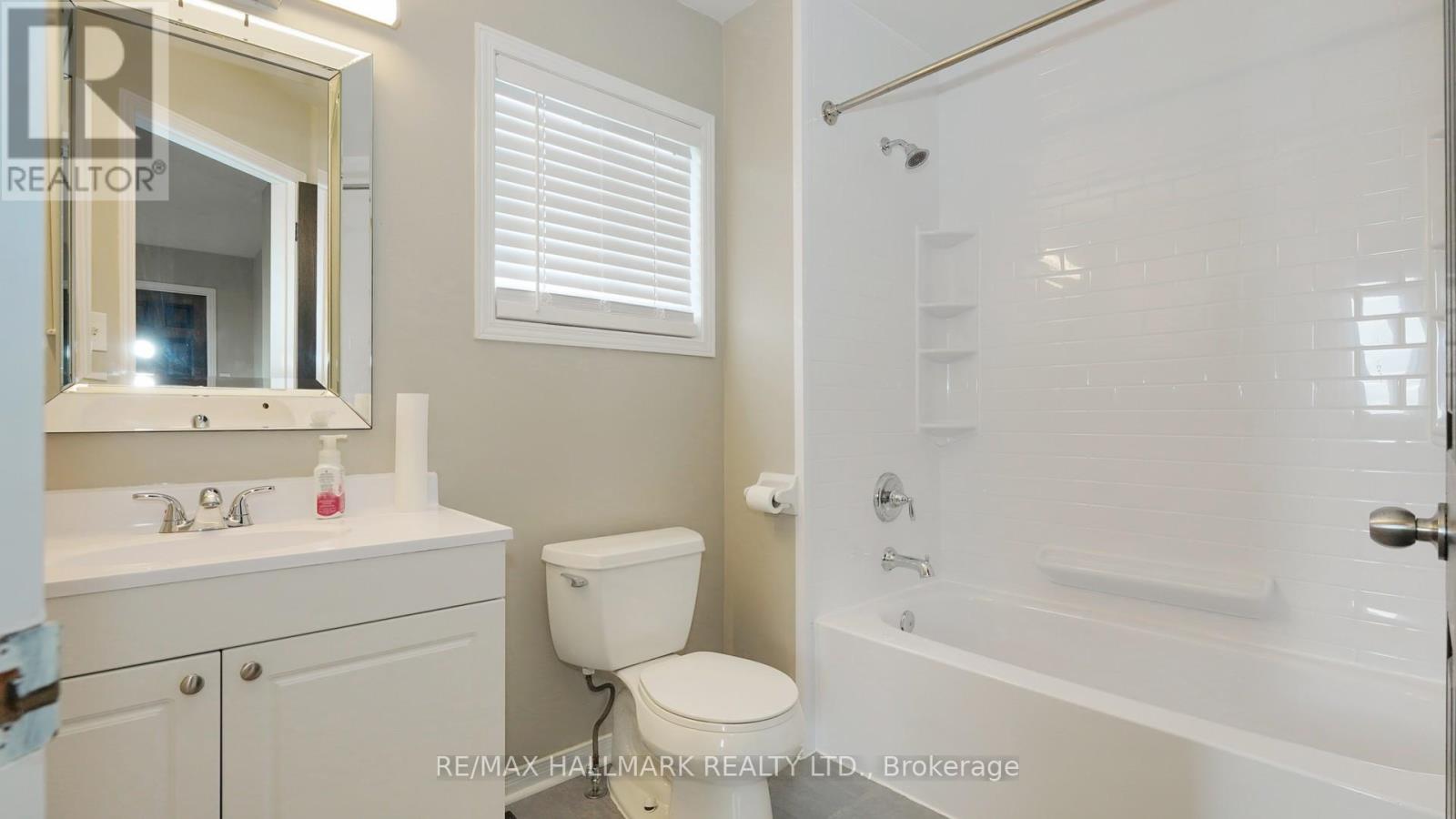 Upper - 1035 Beatrice Street E Property Photo 27