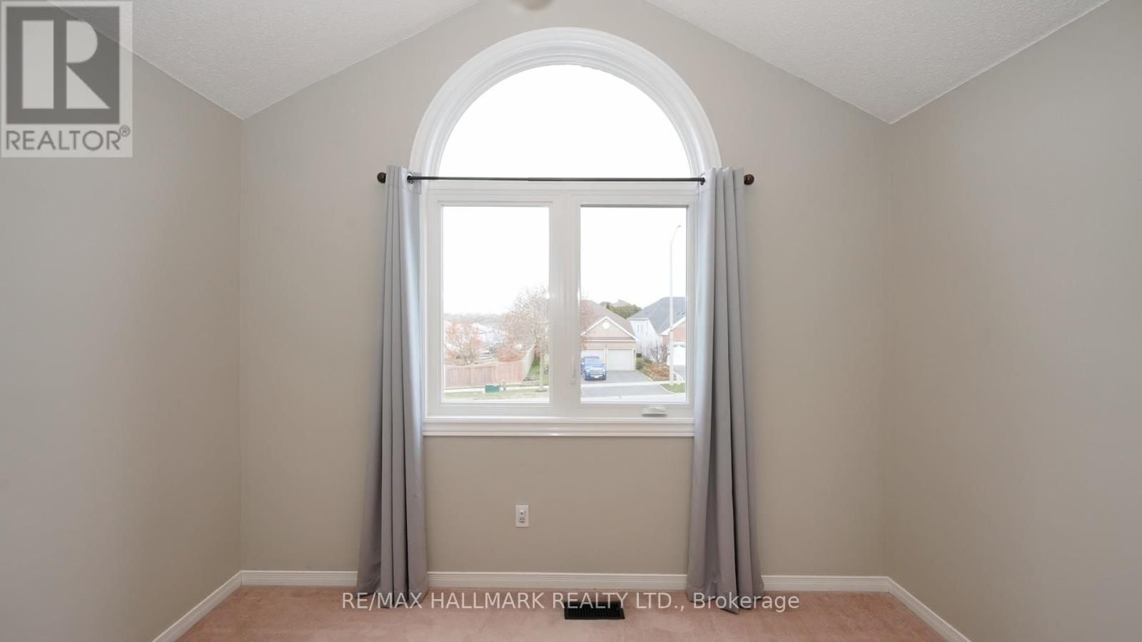 Upper - 1035 Beatrice Street E Property Photo 28