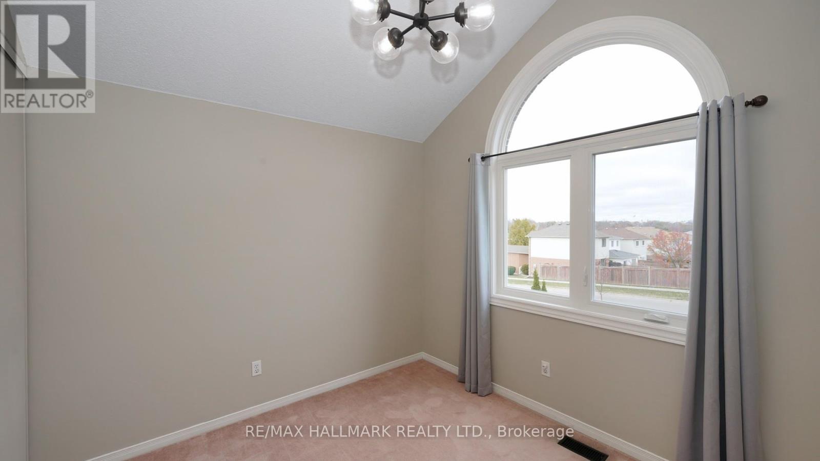 Upper - 1035 Beatrice Street E Property Photo 29