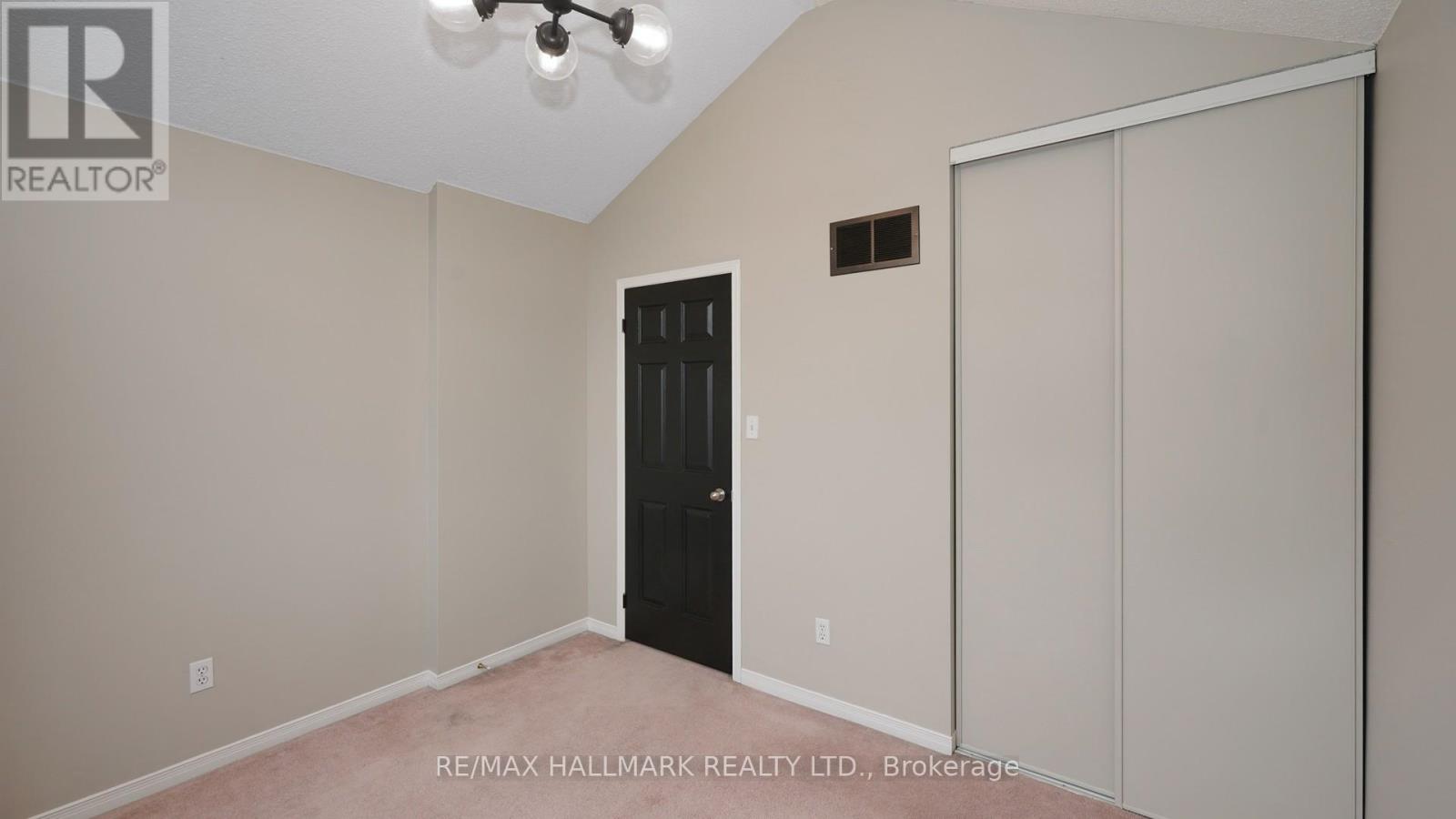 Upper - 1035 Beatrice Street E Property Photo 31