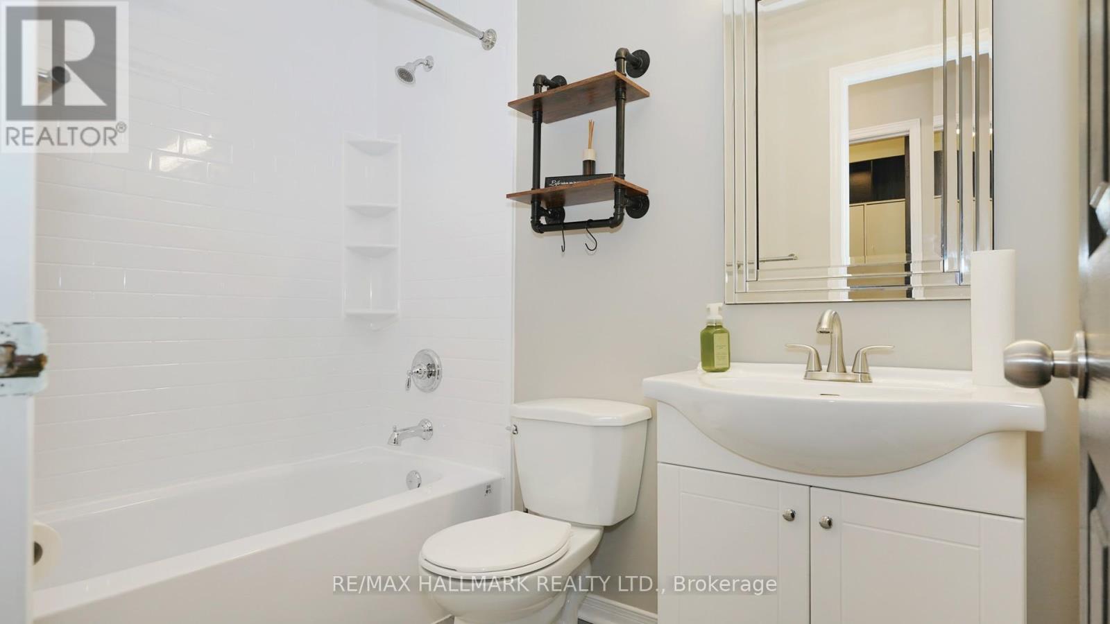 Upper - 1035 Beatrice Street E Property Photo 36