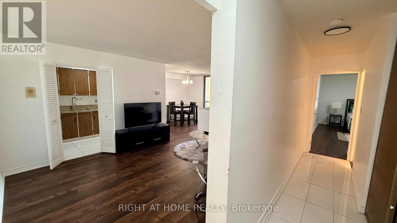 2819 - 1 Massey Square Property Photo 3