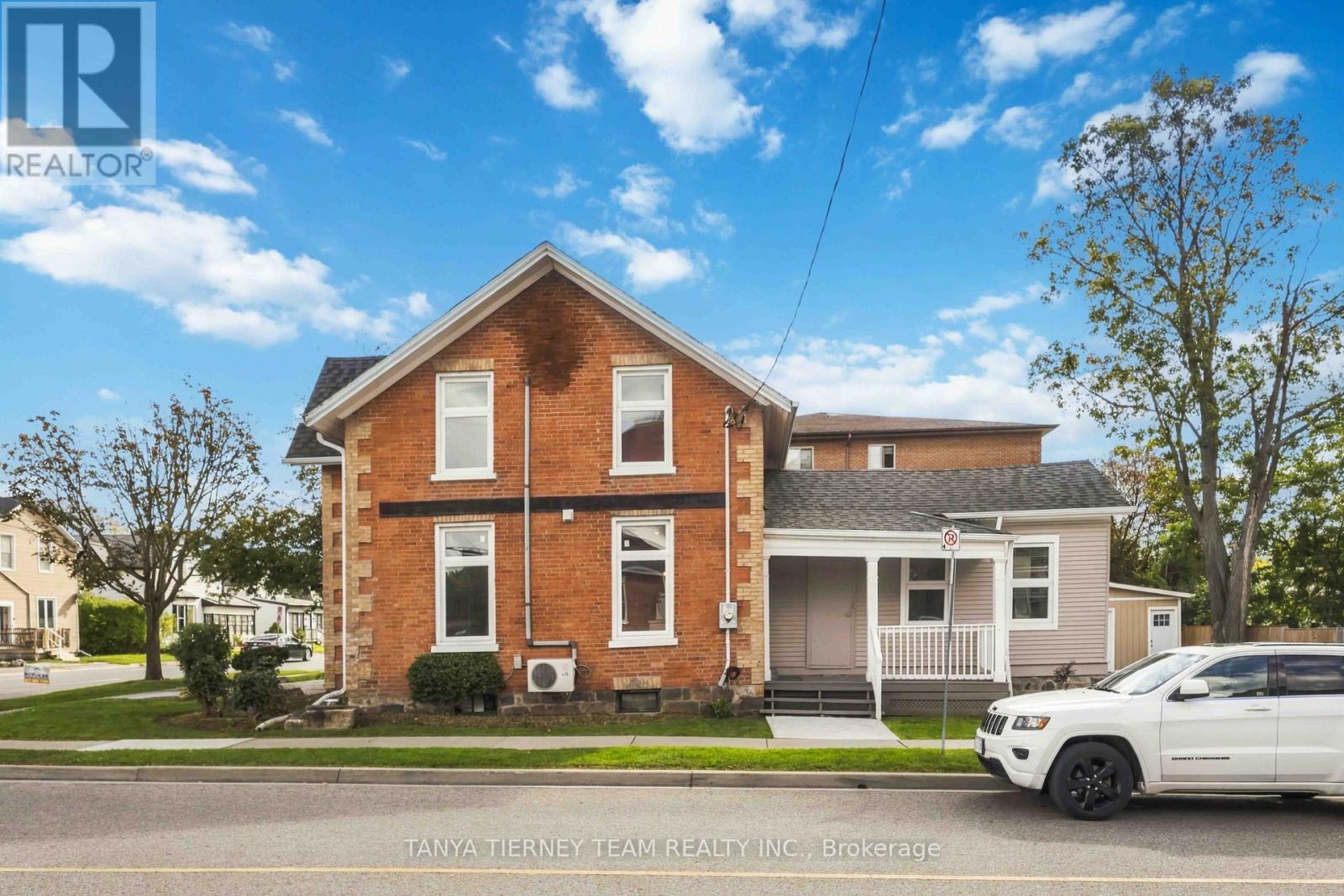 Upper - 168 Centre Street S Property Photo 3