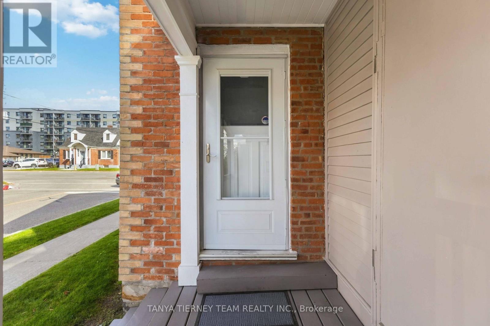 Upper - 168 Centre Street S Property Photo 6